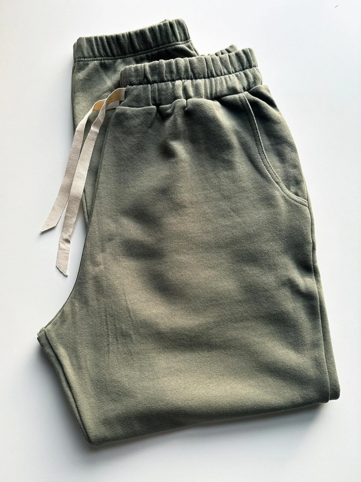 E V I E
⠀⠀⠀⠀⠀⠀⠀⠀⠀
Our oh-so-comfortable Evie Lounge Pant in premium organic cotton loopback is online now - in new colours Washed Olive and Cacao. 
⠀⠀⠀⠀⠀⠀⠀⠀⠀
Watch out for Dusty Rose and Ocean over the next 24 hours 😘
⠀⠀⠀⠀⠀⠀⠀⠀⠀
.
.
.
⠀⠀⠀⠀⠀⠀⠀⠀⠀
#cons
