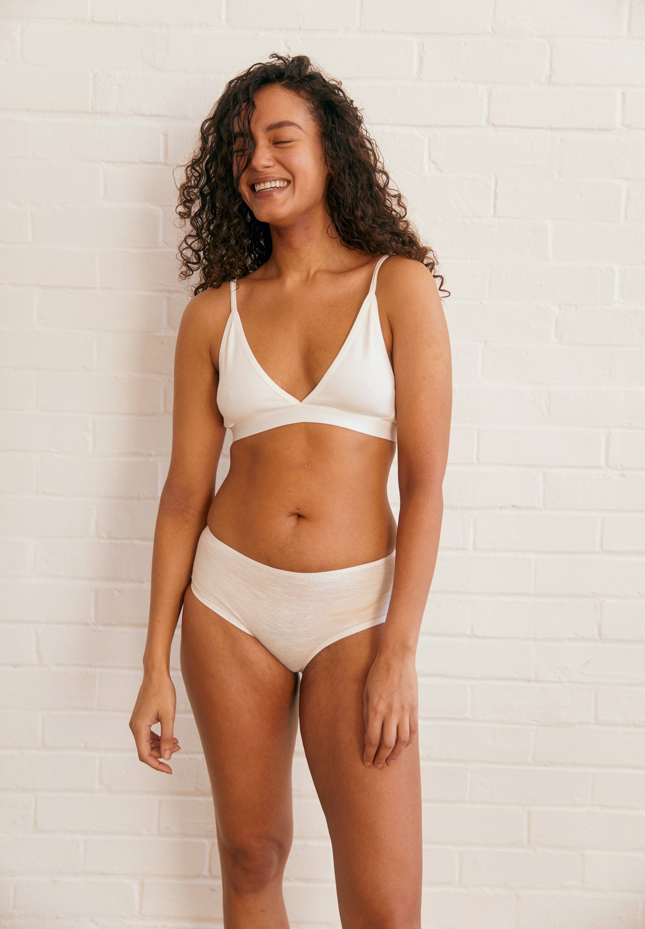 elliot. SS25_ORGANIC COTTON SOFT BRA_HIPSTER SHORT_WHITE_3.jpg