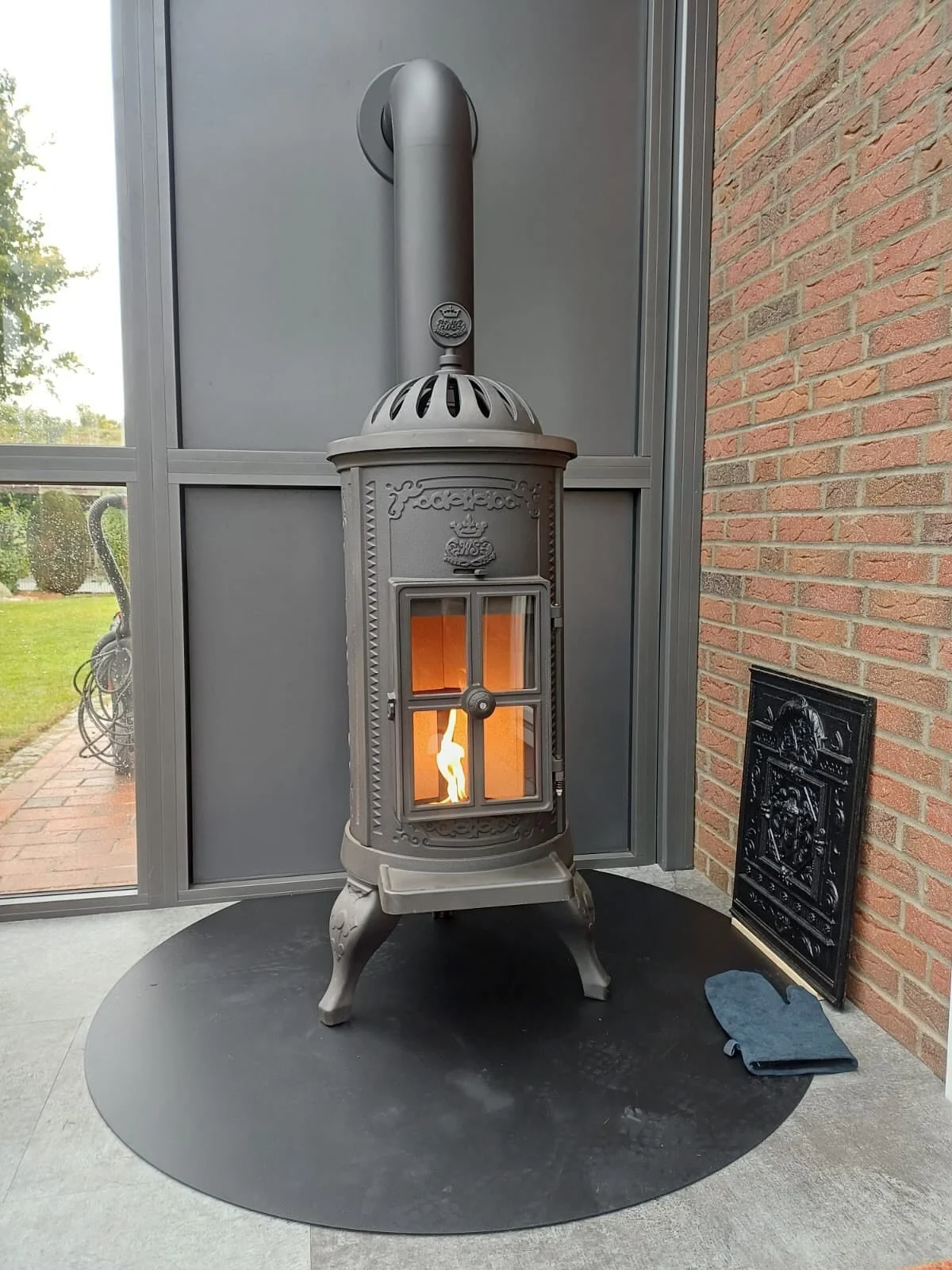 Unser Carl.. Westbo Carl 95 - schön installiert von HanseOfenTechnik in #elmshorn Ein Gusseisenklassiker, gut platziert im #wintergarten #gusseisen #ofen #heizenmitholz #kaminofen #renovierung #wohlgefühl #vintagestyle #alterofen #antiques