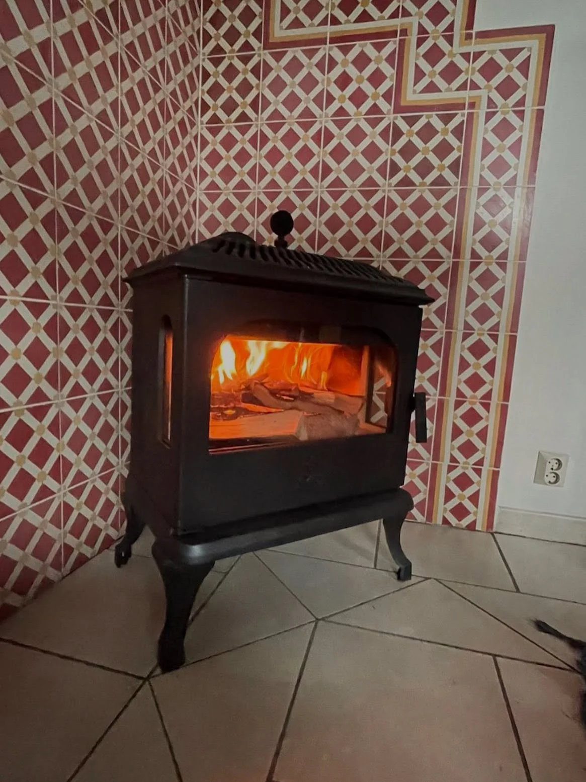 Ganz klassisch. Unser Victoria 85 Gussofen - großzügiger Blick aufs Feuer und anhaltende Wärme. Professionell installiert von @kellers_kaminhof Danke! #westboofsweden #victoria85 #gusseisen #kamin #renovierung #heizen #herbstvibes #ka