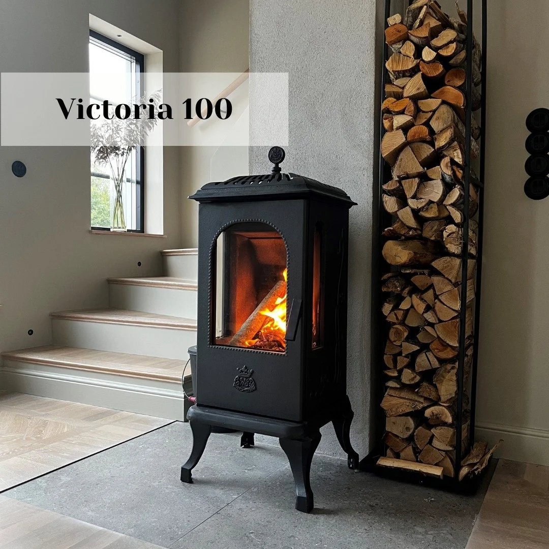 🔥✨ Little stove, huge vibes! Cozy up with the Victoria 100 and enjoy the magic of dancing flames ❤
Admire this gorgeous setup shared by the photographer! Bring a touch of warmth and charm to your home, ideal for relaxing, reading, or simply unwindin