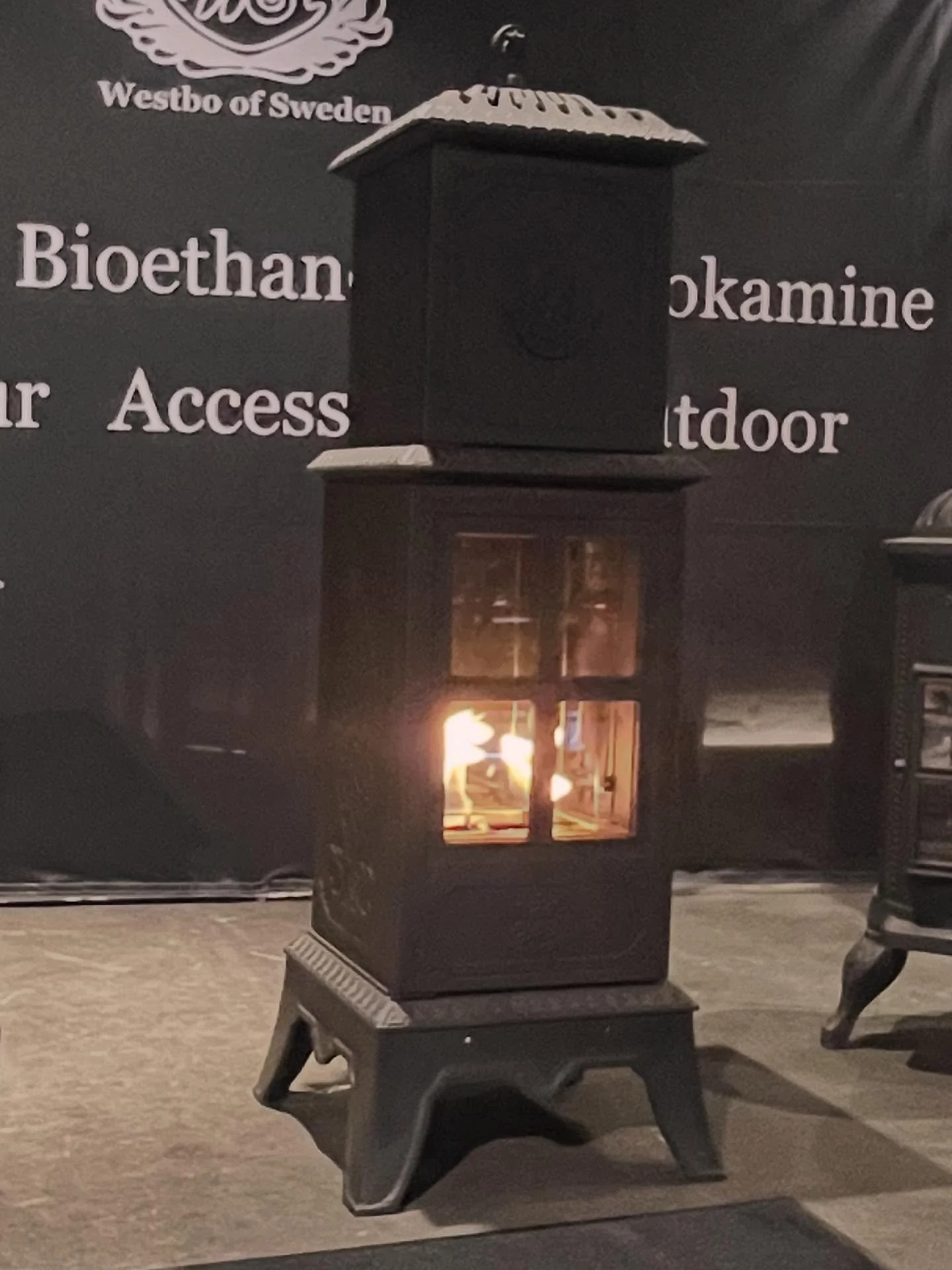 Unser Bioethanol Estelle.  echte 🔥 Flammen. Heizleistung bei 2 kW. Brenndauer bis zu 4 Stunden. mit Wärmespeicher als Option möglich..Zu Gast bei Peter Jensen Ofenbau 2.0 in Hamburg #gusseisen #bioethanol #wohnung #stadtwohnung #plugnplay