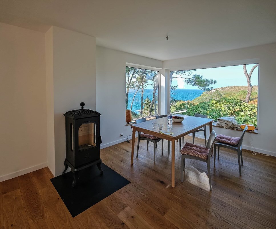 Mal etwas weiter weg. Unser Westbo Victoria 100 in der #bretagne - der Herbst kommt! Installiert von unseren Fachhandelspartner @hase_feuerhaus_koeln in #koeln #herbst #gusseisenofen #stovewithaview #westbovictoria #westboofsweden #westbodeutschland