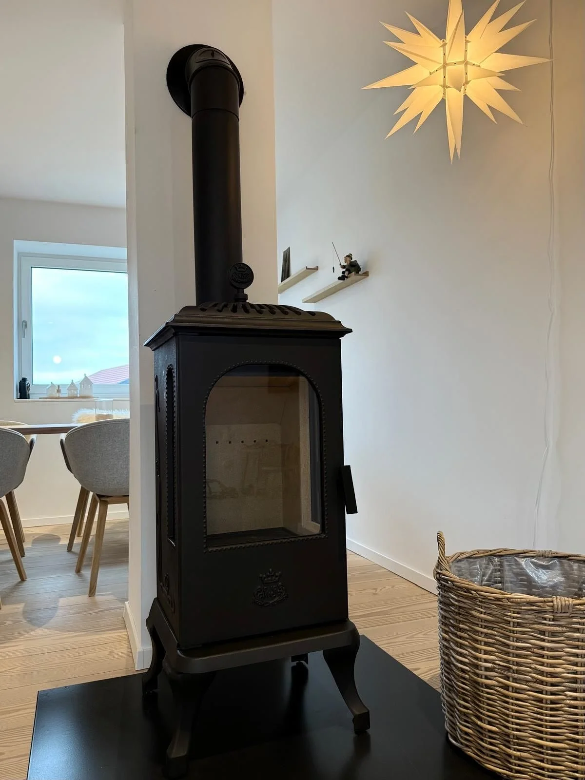 Unser Westbo Victoria 125 hat ein schönes Zuhause gefunden. Gusseisenwärme pur mit Kochplatte. #westbodeutschland #westboofsweden #gusseisen #vintagehome #scandinavianstyle #schweden #kaminofen #holzenergie #renovierung #hauskaufen #eswirdk