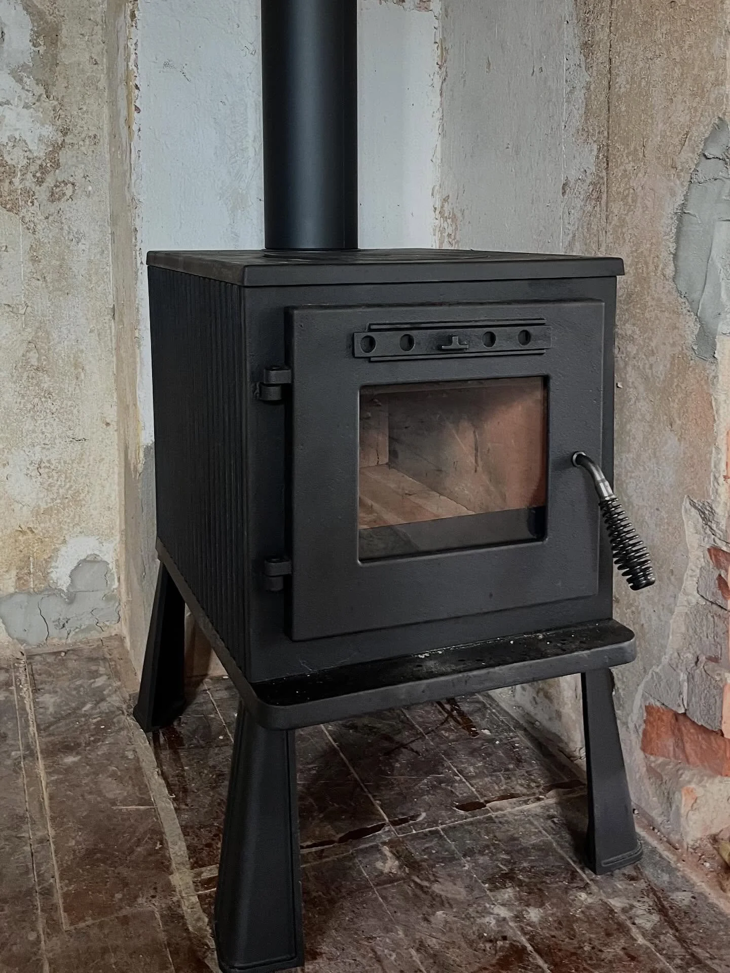 Ein Werkstattofen, Baustellenofen, Trocknungsofen, ein Alleskönner? Nein nicht ganz, nur unser Westbo Wera M2, 7kW Leistung, gusseisern stabil, schamotte inside :-) #westbo #westbodeutschland #westboofsweden #gusseisen #ofen #feuer #werkstattaus