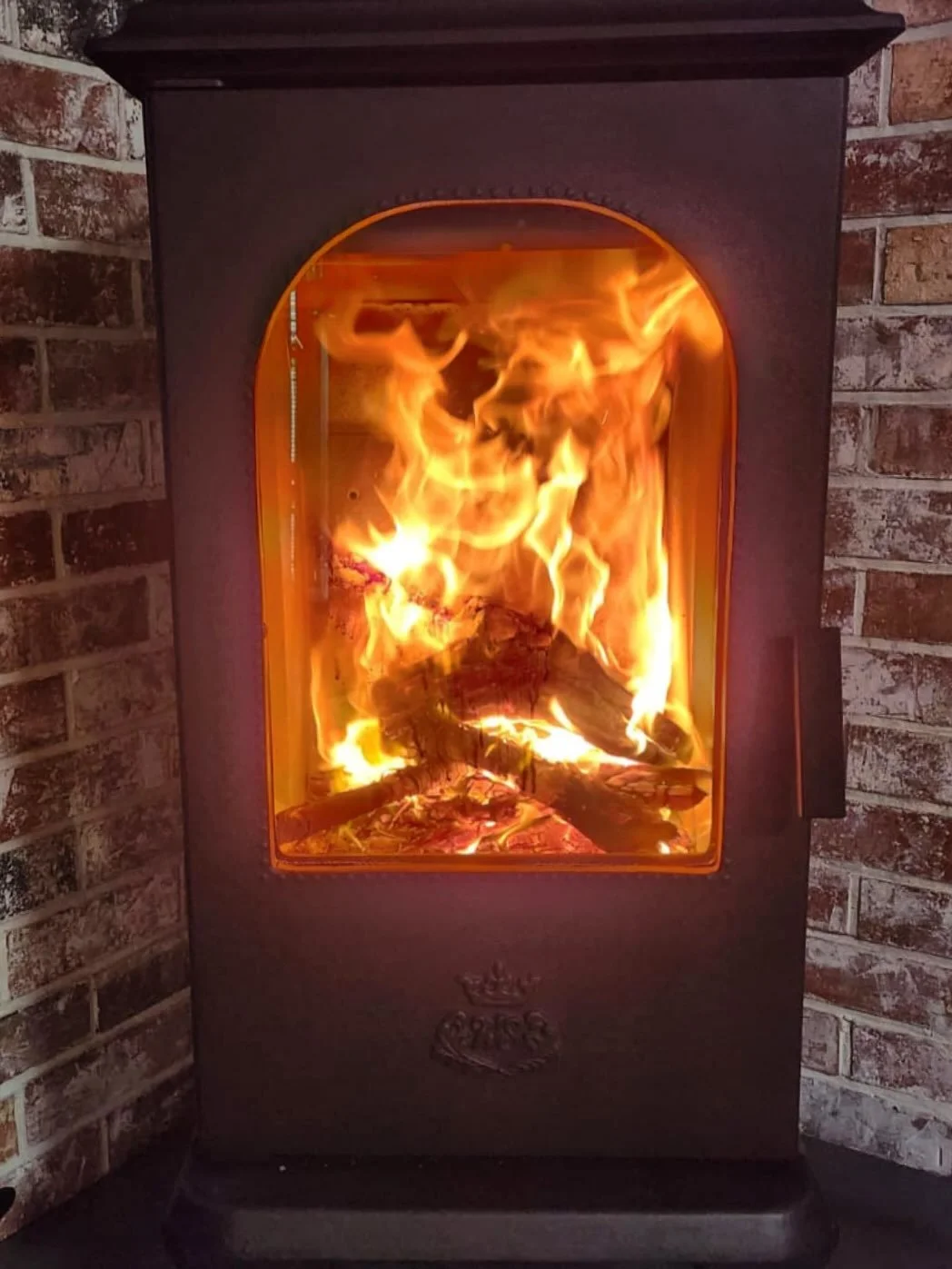 Warm wird es&hellip; Sch&ouml;nes Flammenbild&hellip; eigentlich schon fast ein Flammengem&auml;lde, oder? Unser Westbo Victoria 125 - mit Kochfunktion und Gusskraft in 180 kg mit 6kW Leistung.#westbodeutschland #kamin #westboofsweden #victoria125 #h