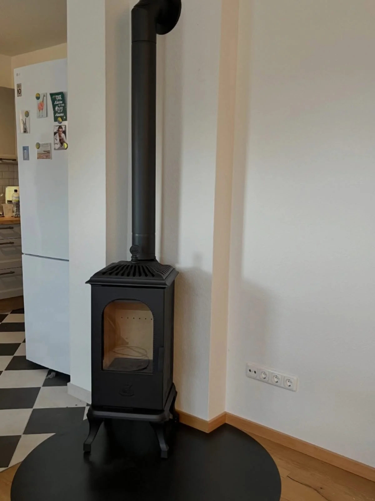 Westbo Victoria 100.. diesmal 2-seitig ausgef&uuml;hrt, damit die Steckdosen nicht zu warm werden. #sxhwedenh&auml;user #schwedenofen #holzofen #wintermood #heizen #eswirdgem&uuml;tlich #westbo #bullerjan #gussofen #vintage #forsthaus