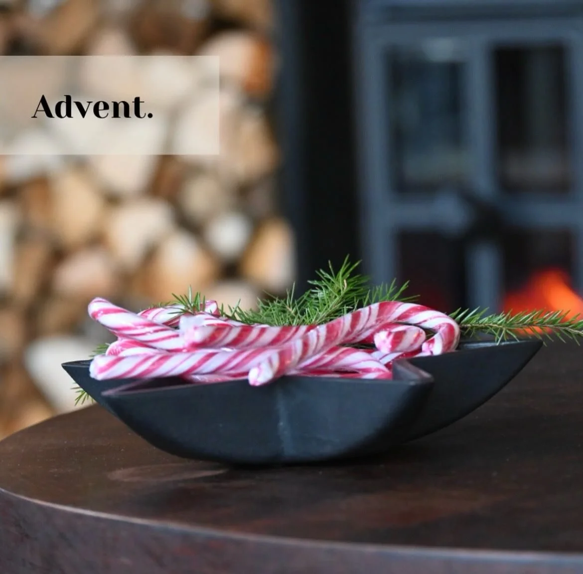 Sch&ouml;nen ersten Advent! Nun f&auml;ngt die #julst&auml;mning an. Genie&szlig;t den #adventssonntag #schwedenofen #westbodeutschland #julstj&auml;rna #gr&auml;nna #polkagris #landhaus #vintagehome #winterwonderland #wintertime #gusseisenkerzenhalt