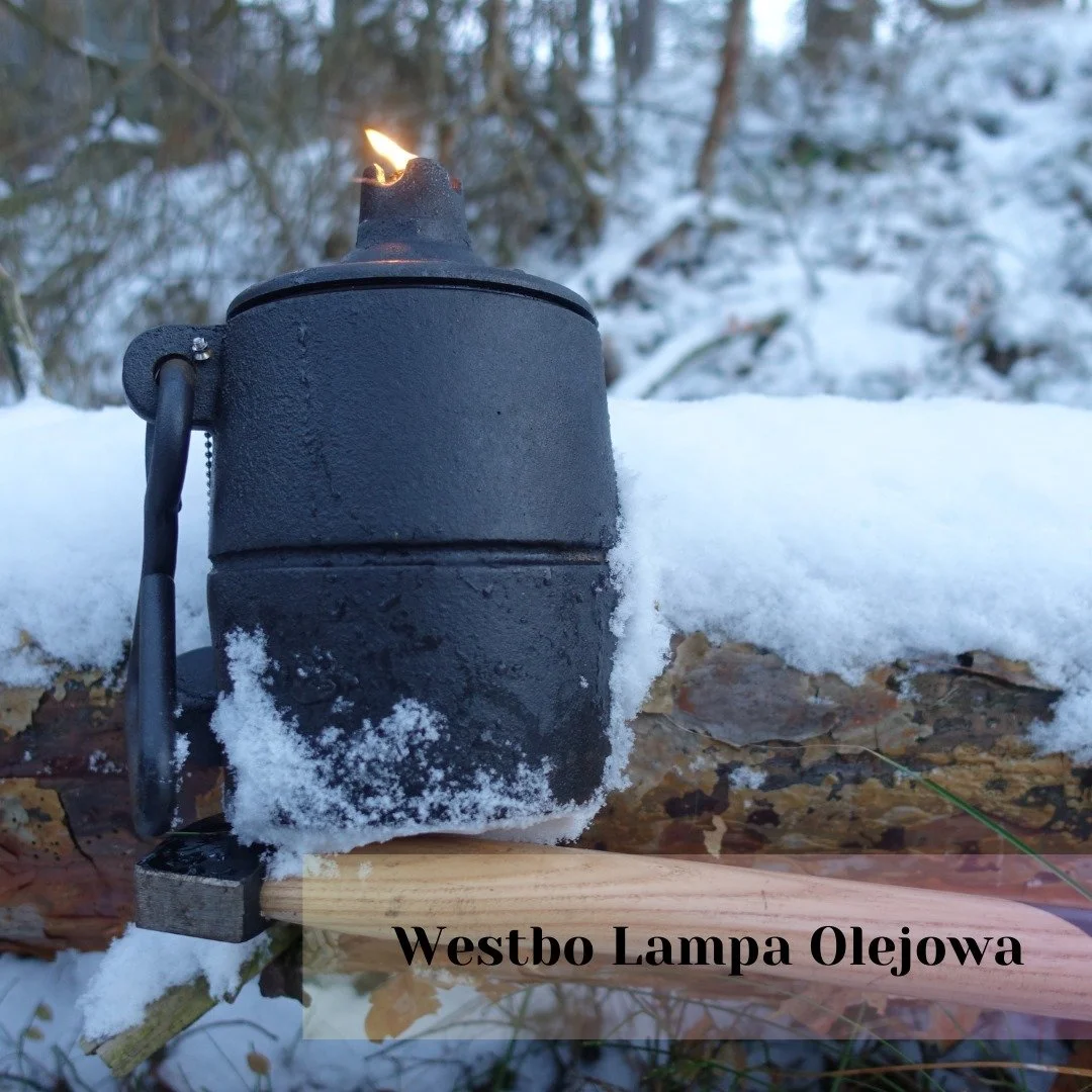 Zima zbliża się już w pełni, więc chcieliśmy pokazać Wam, jak pięknie prezentuje się nasza lampa olejowa Westbo w śniegu ❄️✨ Wygląda wręcz magicznie i tworzy klimat, kt&oacute;rego nie da się podrobić. Przypominamy, że możecie kupić ją u nas i rozświ