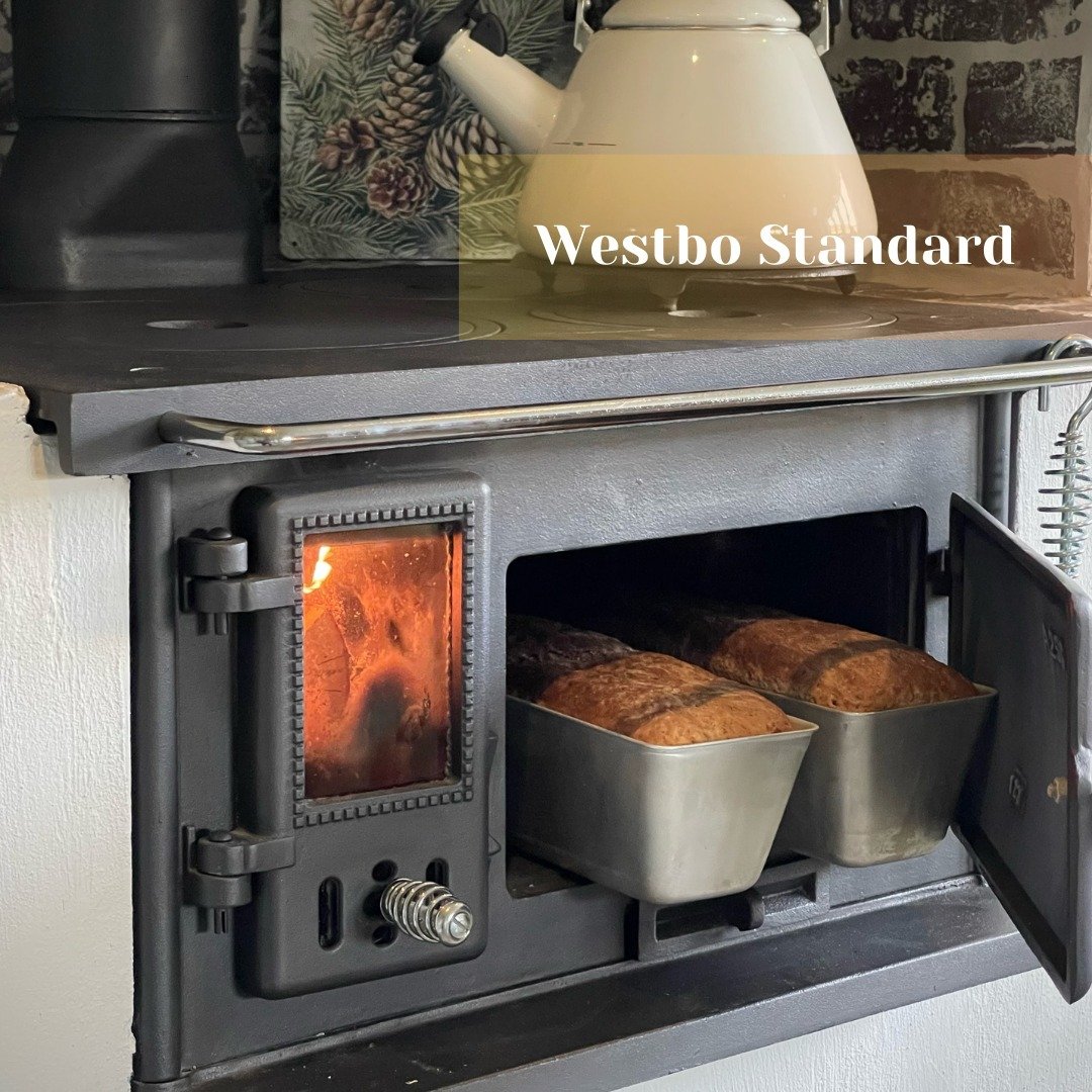🍞🔥 A small Westbo Standard stove in the kitchen.
Simple, strong and easy to use.

It heats the room and lets you cook at the same time.
You can almost smell the fresh bread filling the whole house 🥖
Warm cast iron, a cozy feeling, and a kitchen wh