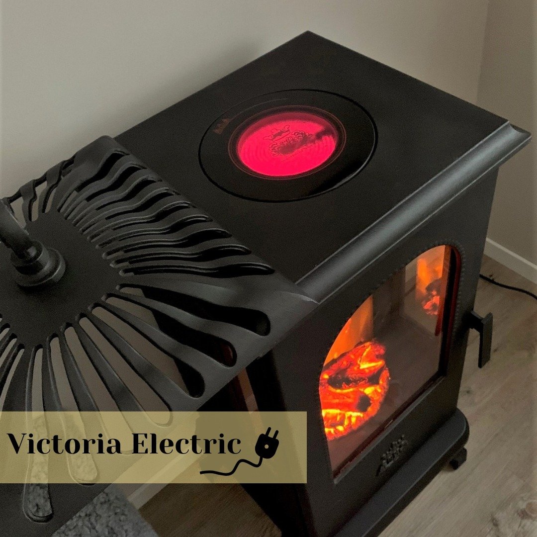 🔥 Klasyczny wygląd, nowoczesna wygoda.

Victoria Electric od Westbo of Sweden to piecyk, kt&oacute;ry zachowuje piękny, tradycyjny styl żeliwnego pieca, ale działa na prąd. Dzięki temu możesz cieszyć się klimatem ognia i przytulną atmosferą bez potr