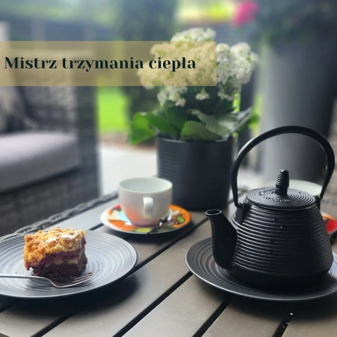 Zimna herbata? Nie u nas! ☕🔥
​Żeliwny czajniczek Westbo ma jedną supermoc: trzyma ciepło tak dobrze, że zdążysz przeczytać całą książkę, a Twoja herbata wciąż będzie parować. Do tego jest tak potężny i trwały, że prędzej trzy razy zmienisz meble w s