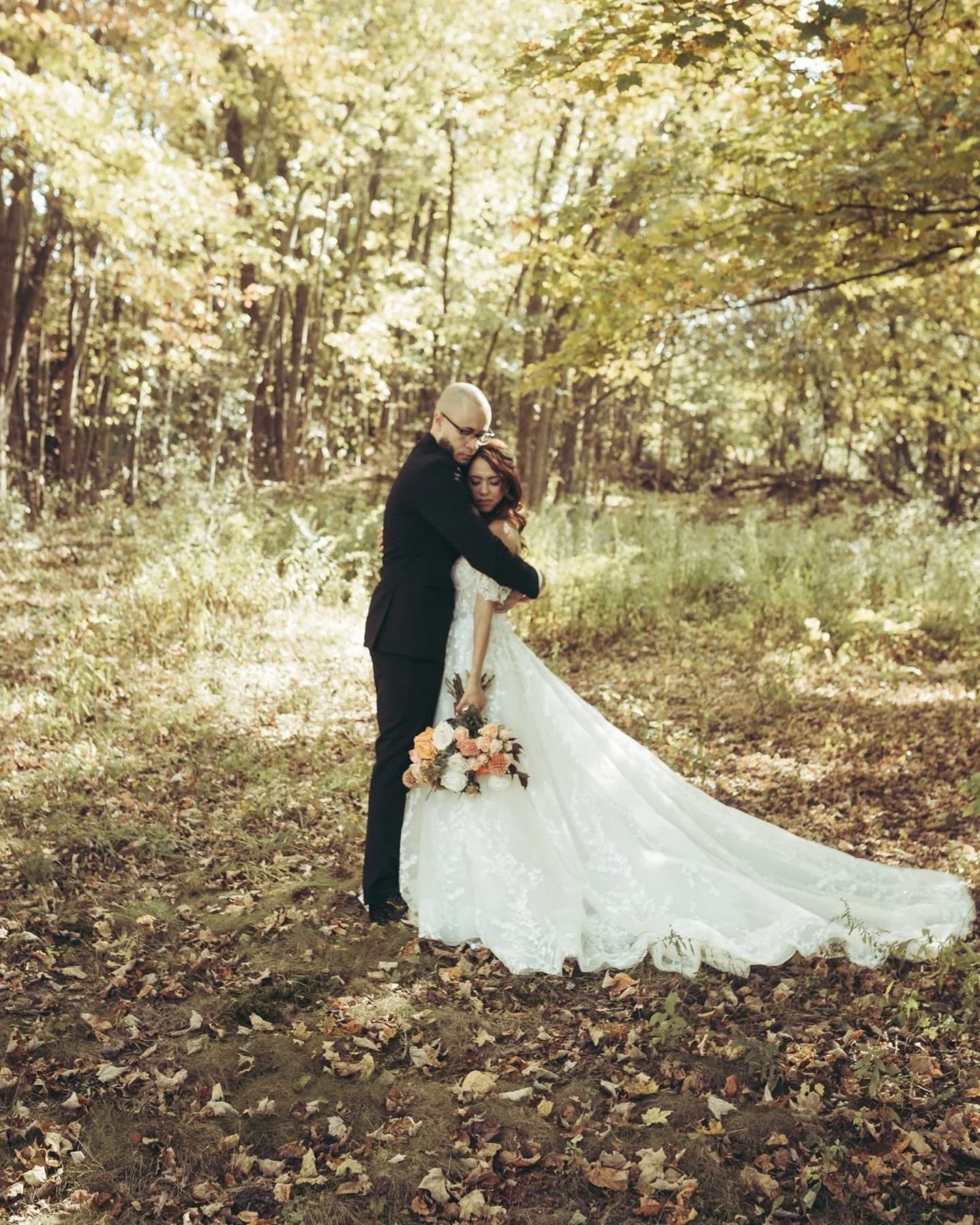 Edelmys & Jason | 10.05.2025
There’s something magical about watching two people fully embrace their day—from the quiet, intimate moments of getting ready to the joy that fills every celebration afterward. Edelmys and Jason brought s