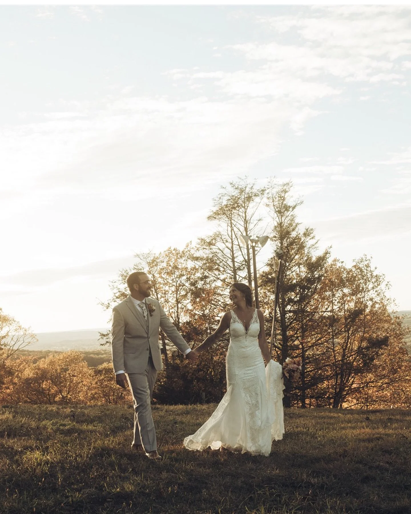 Exciting news! Mount Peter is now offering wedding services and I was fortunate enough to participate in a style shoot at this incredible venue. The images I captured highlight the venue's natural beauty and romantic ambiance. Mount Peter provides a 