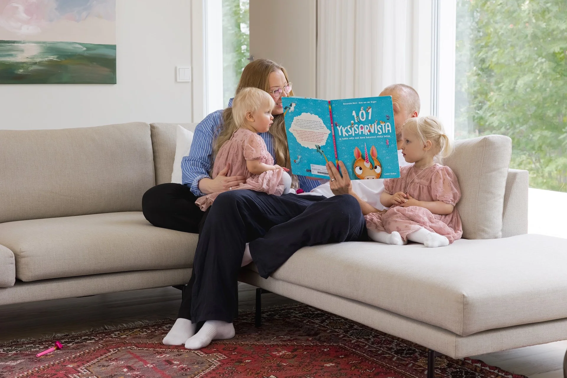 Heittäytyminen ei tarkoita keveyttä tekemisessä, vaan rohkeutta nähdä asiakkaan tarpeet pidemmälle kuin yksittäinen projekti. Rakennan visuaalisia kokonaisuuksia yrityksille, jotka etsivät kumppania – eivät vain toteuttajaa.