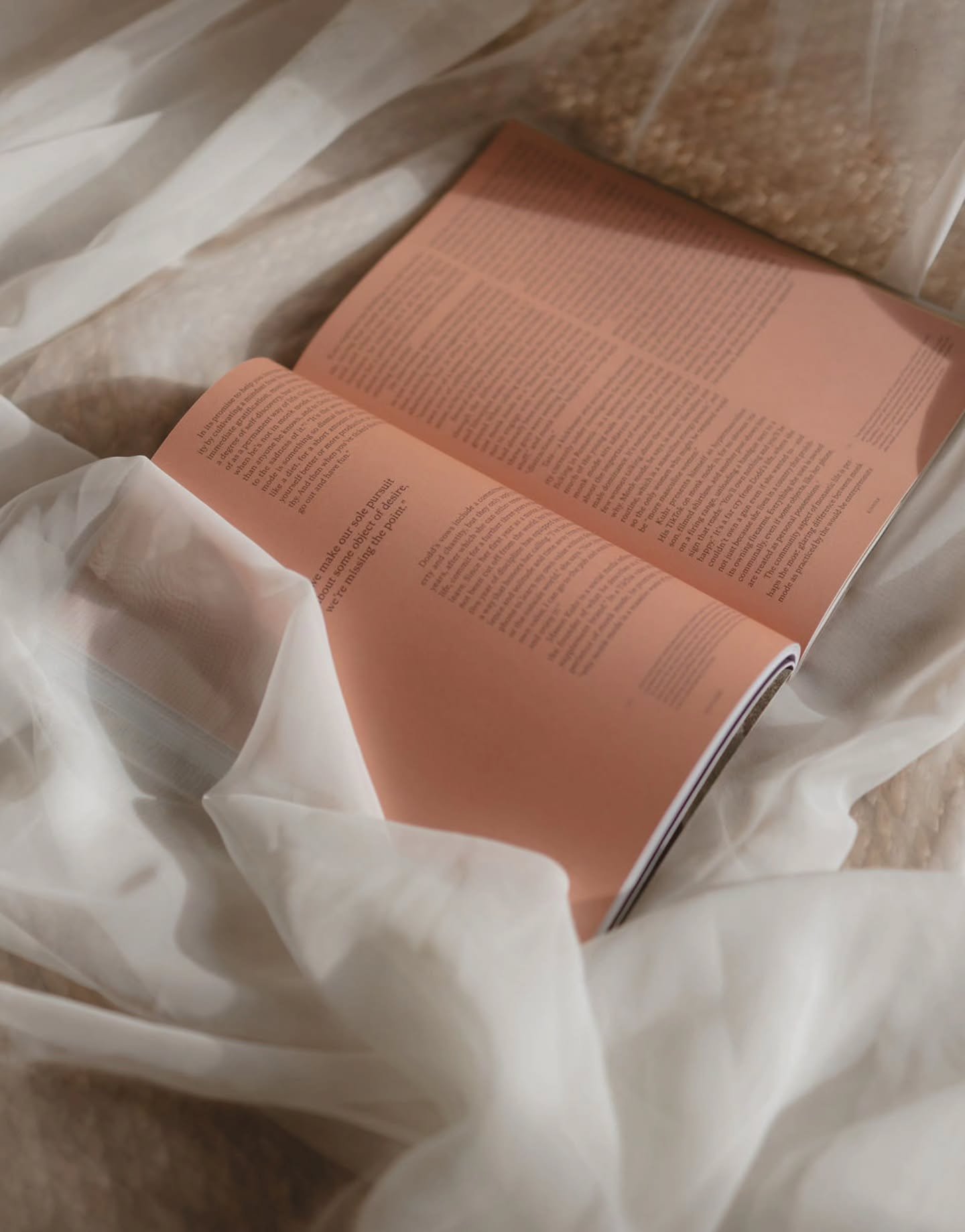 Utuisen vaaleanpunainen puhutteli sadep&auml;iv&auml;n&auml;, kun mietin jotain kivaa postattavaa bussimatkalle 💭 

T&auml;&auml;ll&auml; ollaan tosiaan parhaillaan kotimatkalla kuvausreissulta. Min&auml; Onnibussissa ja Julia huristelemassa kohti k