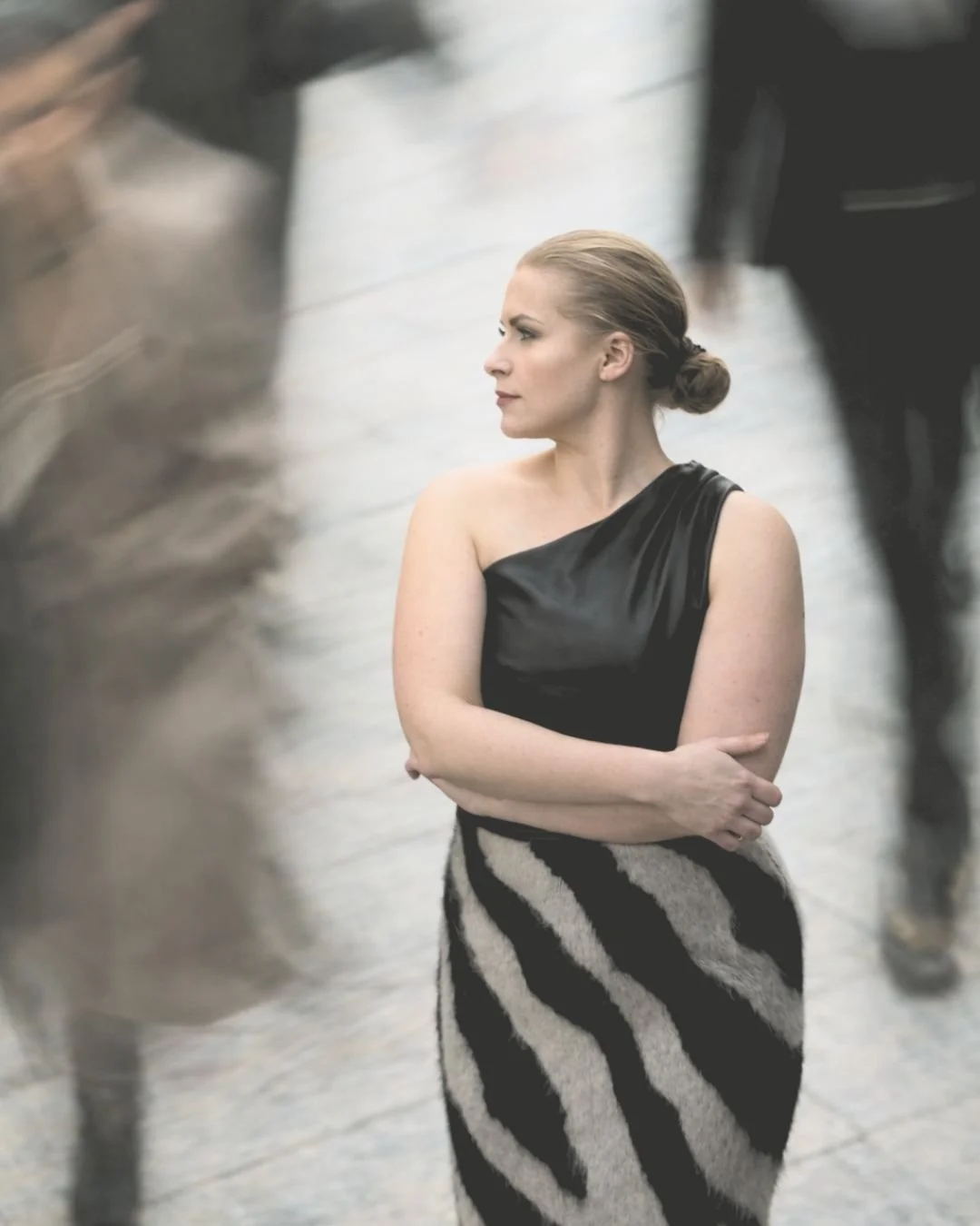 Pohdin usein, miten ilment&auml;&auml; visuaalista tyyli&auml;ni.
Aran kuoren alla el&auml;&auml; kuitenkin vahva visio 🤍

Saako olla el&auml;v&auml; ja aaltoileva,
vaikka selkeys ja yksi hallitseva linja usein n&auml;hd&auml;&auml;n vahvuutena? 🤍 