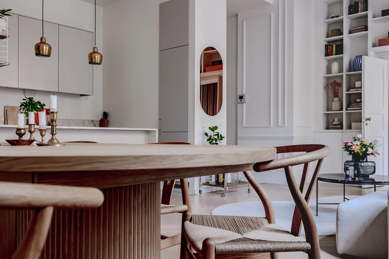 Tarinallinen kotijuttu, jossa tila, yksityiskohdat ja arjen käyttö rakentavat kokonaisuuden.