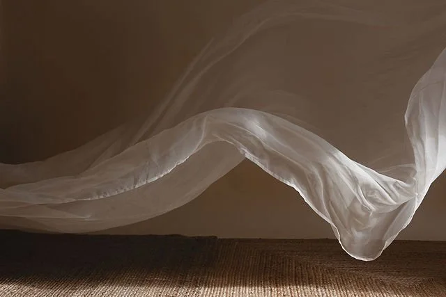 Tunnelmakuvat: tekstuurit ja hulmuavat kankaat