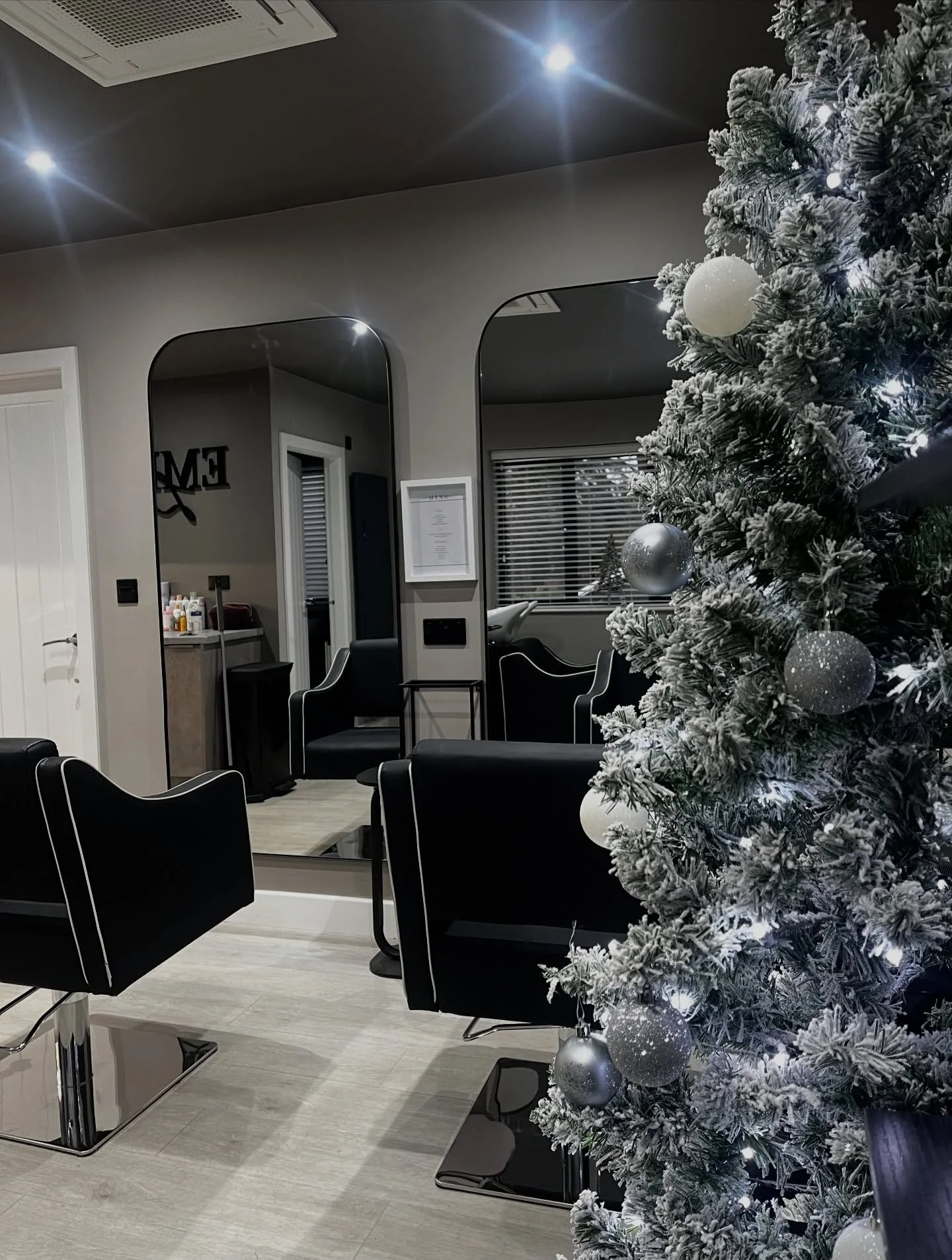 The Real Christmas treat is time for you 🎁

If you are looking for - 

🎁 one to one pampering with NO double bookings 

🎁 someone who listens to you and advises what&rsquo;s best for your hair

🎁 a calm, relaxed environment that&rsquo;s completel