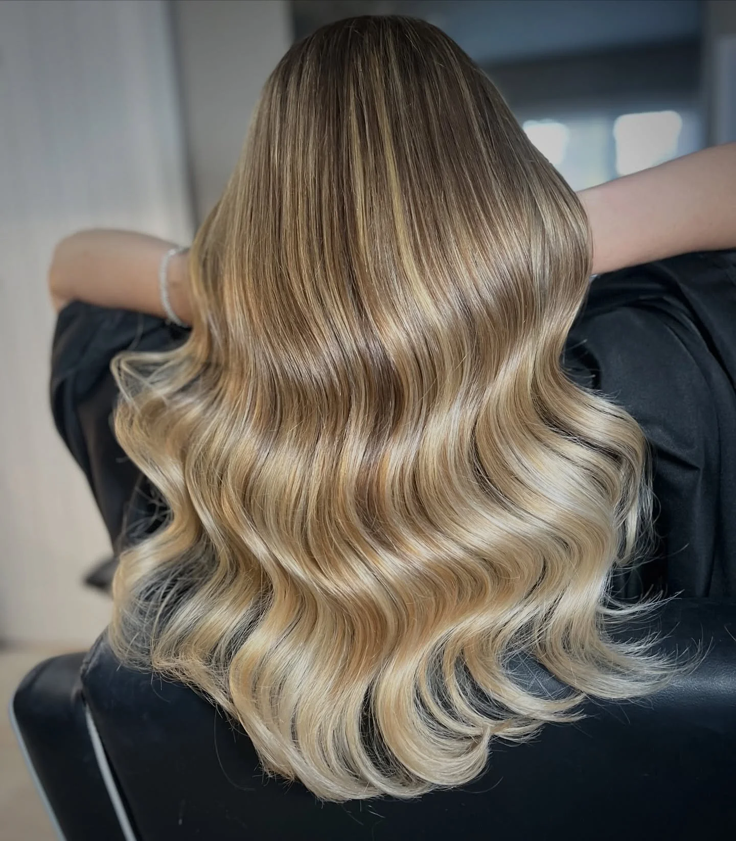 High impact, Low maintenance 👀

Being a blonde doesn&rsquo;t have to be as hard work as you think. 

Tip out those ends, and then ribbon some soft highlights through to create a statement colour. 

On average, my clients need 1-2 full balayages a ye