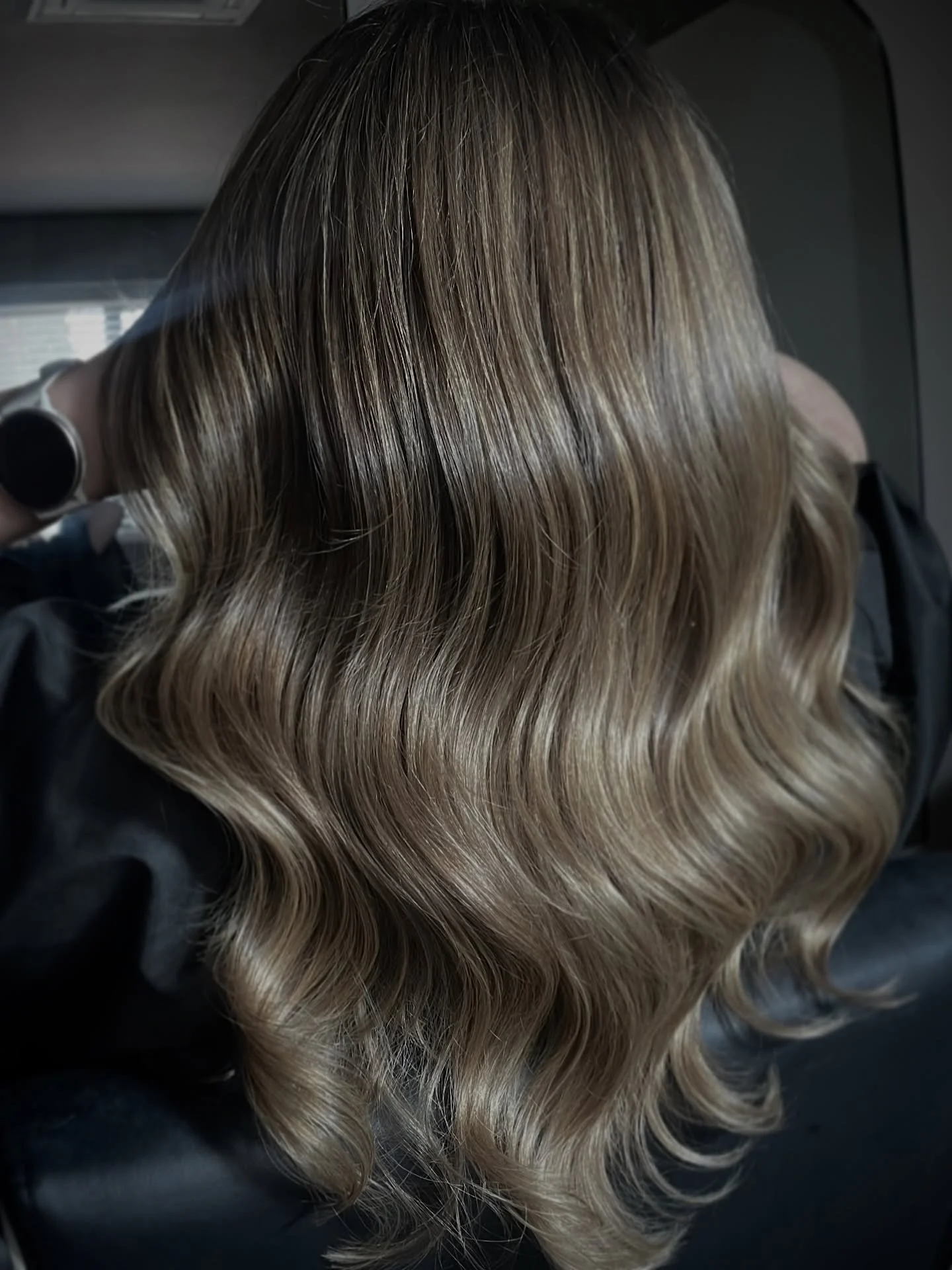 Don&rsquo;t you think some colours are just indescribable 🤍

You could say bronde&hellip; 

A bit brunette. 

A bit blonde. 

A bit Neutral toned but with a bit of warmth and a bit of ash 😂

What is the word for that colour?! 

Girl! Trust me I can