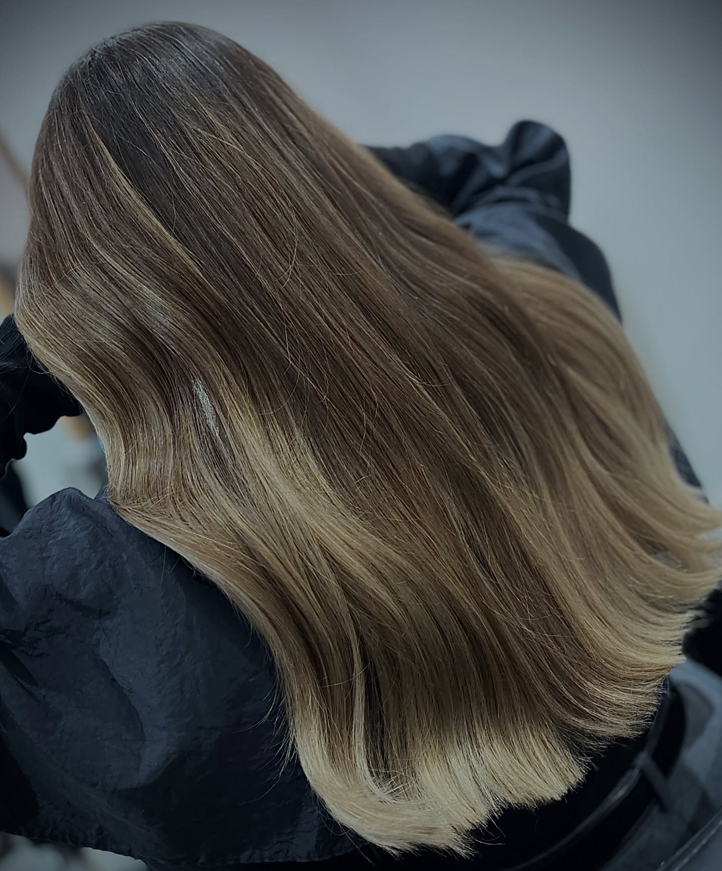 Are you a brunette going grey? 👀

Not ready to grey blend? 🥴

Not ready for full coverage colour? 🙈

Let me tell you the solution - balayage 🤎

Adding a soft dimensional colour distracts the eye from those unwanted shimmers! 

Let&rsquo;s talk ba