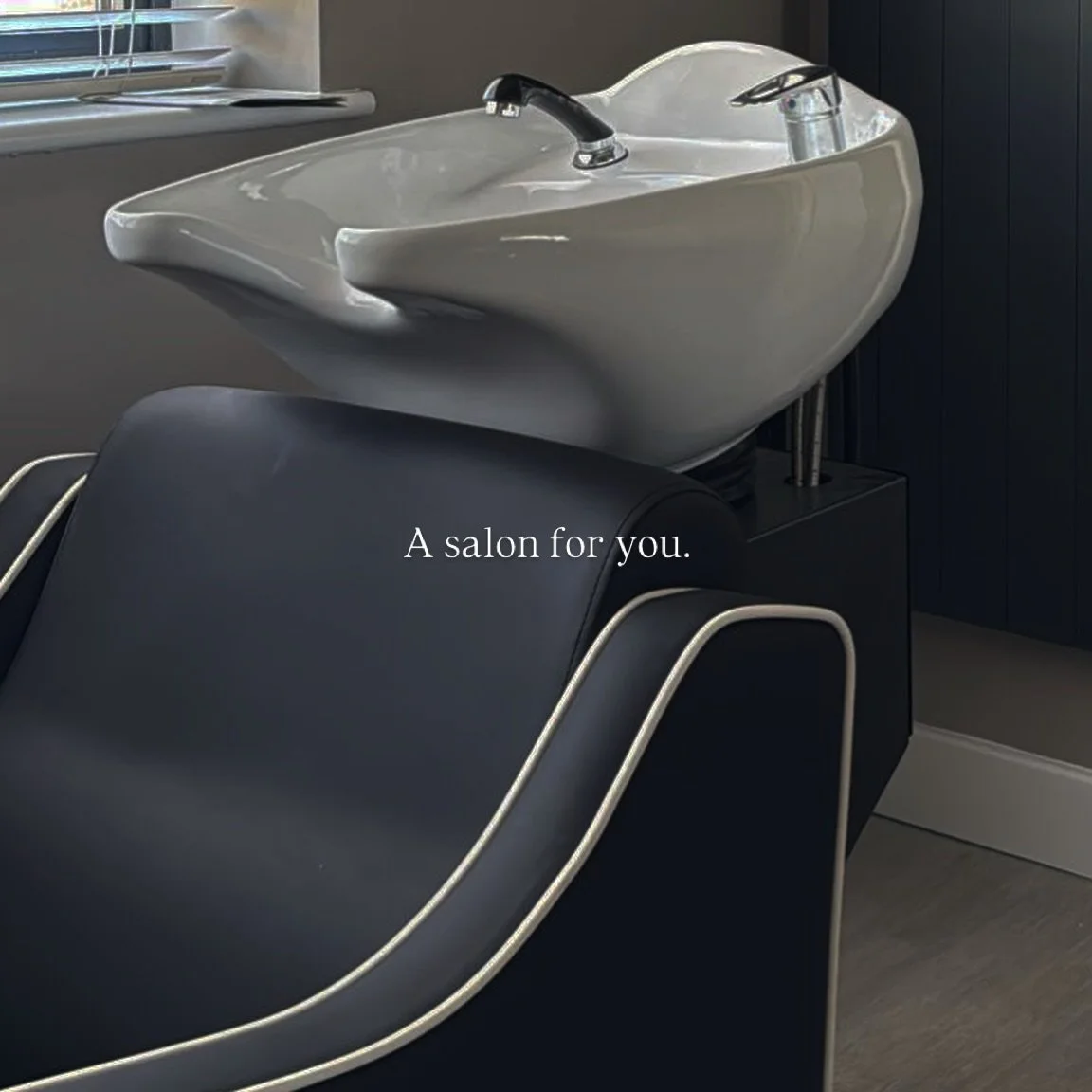 Looking for something different? 👀

Park outside the door, 

Relax in your own private space, 

Take your time to talk through the options,

Create a hair plan exclusively for you. 

Talk openly without fear 

Enjoy not being seen through a salon wi