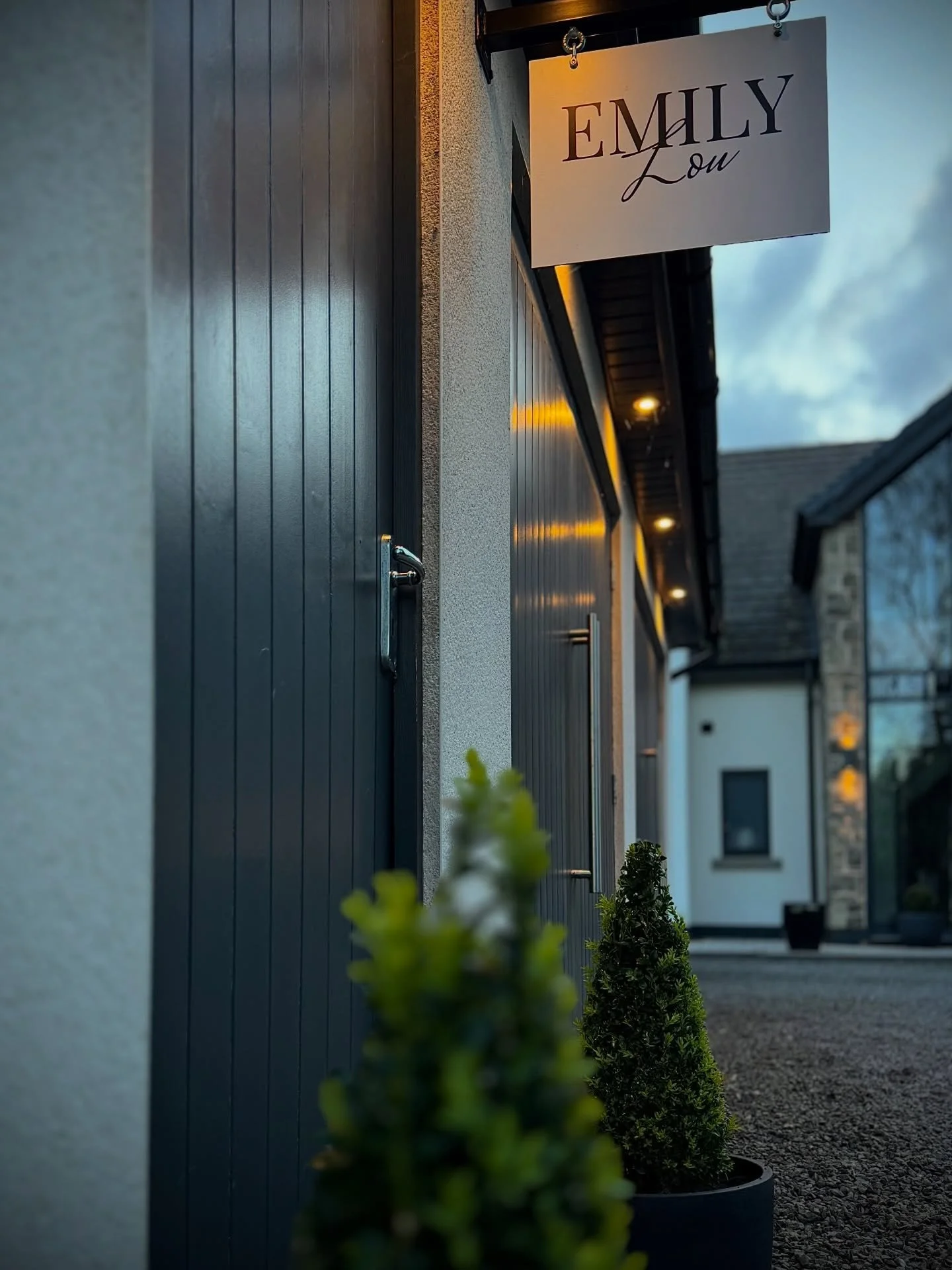 The salon that is open at the ideal time 🕜

Everything about this salon has been created from 20 years of talking to clients in the chair and LISTENING to what&rsquo;s needed. 

And that includes the opening hours. 

When the doors opened to Emily L