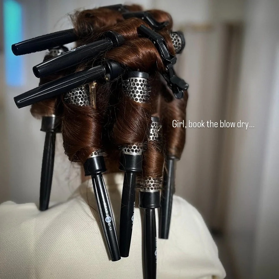 Who wants to wash their own hair anyway 🤷🏻&zwj;♀️

Been focused on a curly blow dry refining kinda day today and all I&rsquo;m going to say is you NEED to experience this! 

Bouncy blow dry - set with the brushes in, leaving you with the perfect cu