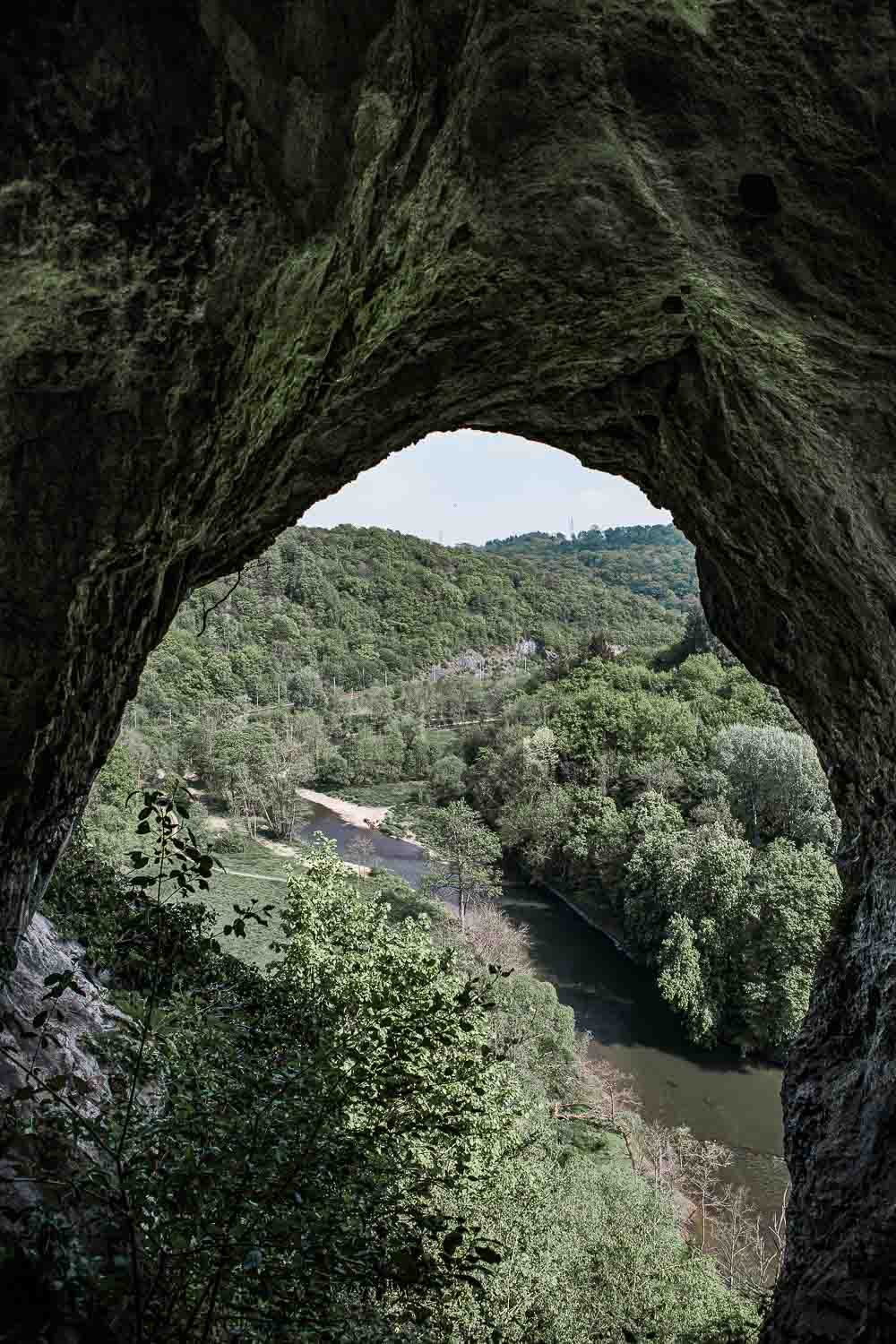  Le parc de Furfooz à Namur près de Dinant qui recèle un patrimoine archéologique, naturel et géologique.  