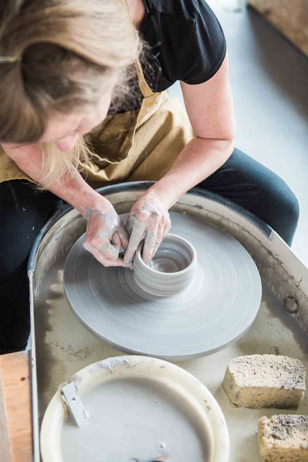  Dans l’atelier de la céramiste Marie Brisart à Hennuyères : elle utilise un tour de potier pour réaliser ses créations.  