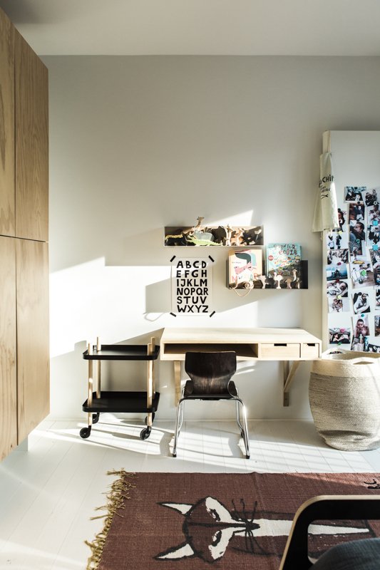  Chez Cristina de Bonjour Georges : chambre d’inspiration nordique avec des placards sur mesure et un bureau en bois provenant de l’eshop Smallable.  