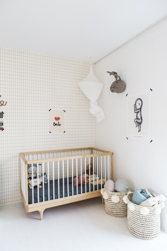  Chez Cristina de Bonjour Georges : chambre d’enfant d’inspiration nordique avec un papier-peint quadrillé et un lit provenant de l’eshop Smallable.  