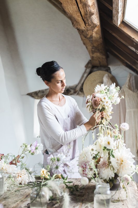  La fleuriste Emily Avenson en train de confectionner un bouquet dans son atelier à Charneux, près de Liège.  