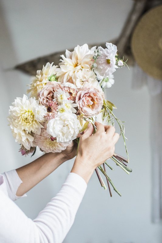  Bouquet réalisé par la fleuriste Emily Avenson, qui cultive ses fleurs dans son propre jardin.  