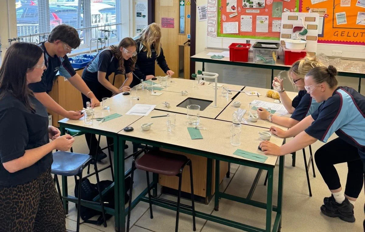 Cafodd dysgwyr Blwyddyn 10 flas ar rai o gyrsiau'r Chweched Dosbarth heddiw! Cyfle gwych i fentro, treialu a chwestiynu'r math o gyrsiau a fydd o ddiddordeb iddyn nhw ymhen blwyddyn. Mae cymaint o brofiadau dysgu ac allgyrsiol ardderchog i'w profi yn