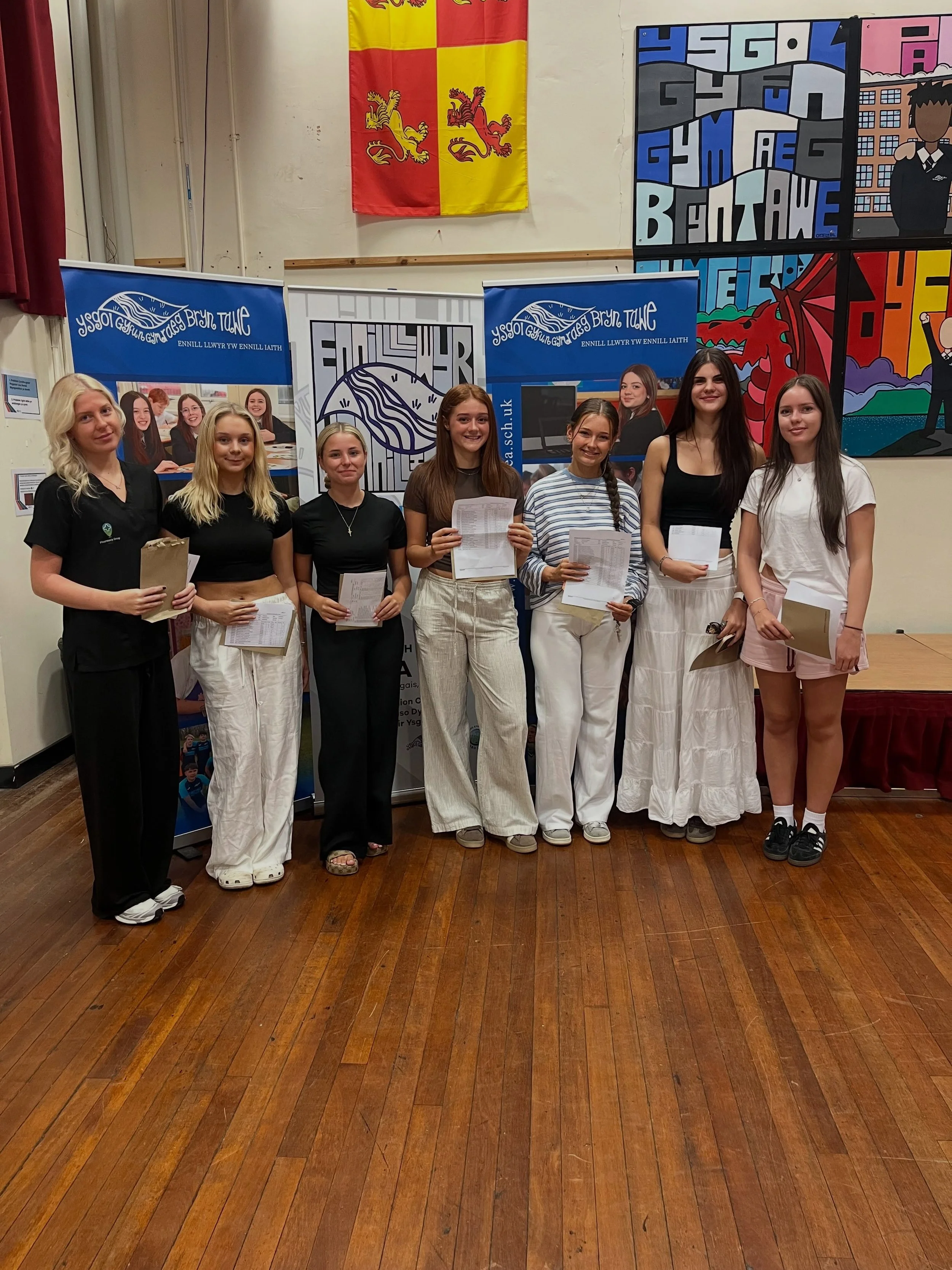 Fel cymuned ysgol, rydym yn hynod falch o&rsquo;n myfyrwyr ac yn gyffrous am y bennod nesaf i chi gyd! Boed yn gwrs prifysgol, prentisiaeth neu&rsquo;r byd gwaith, byddwch chi o hyd yn rhan o deulu Bryn Tawe. Pob hwyl i chi gyd!
As a school community