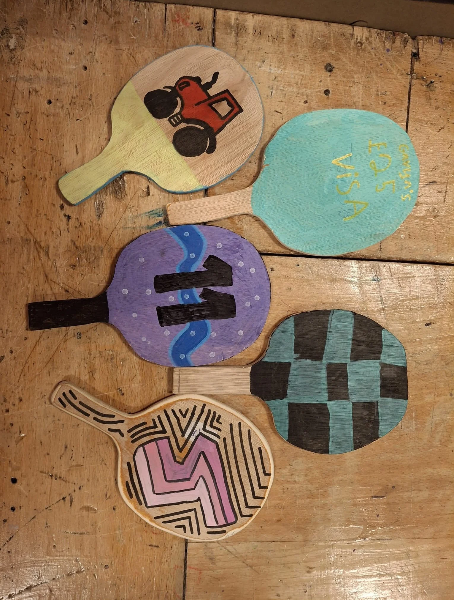 Mae dysgwyr bl 10 wedi creu batiau ping pong. Prosiect fach i ddechrau TGAU DT👌🏻 Da iawn pawb! / Year 10 learners have designed ping pong bats as a start to their DT GCSE course. 👌🏻