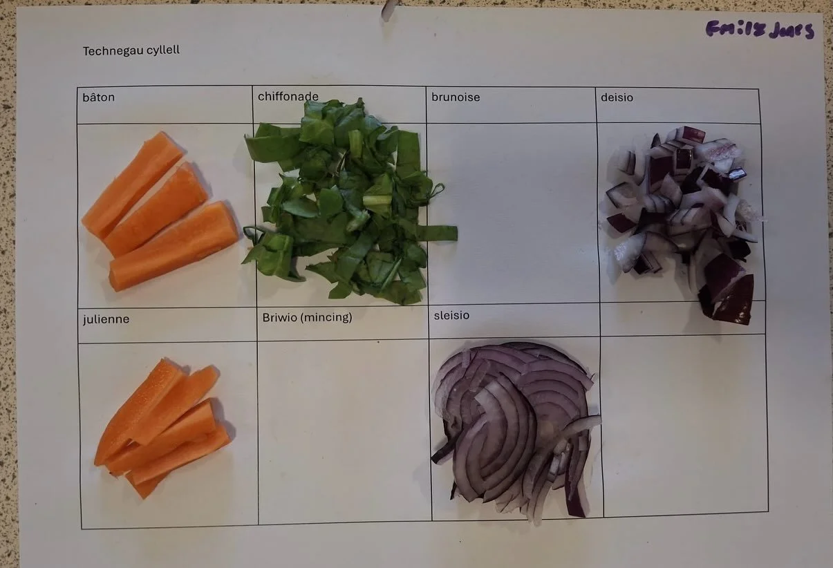 Ymarfer sgiliau torri gyda chyllell yw ffocws gwersi DT blwyddyn 9 ar hyn o bryd. Ymdrech arbennig 👏 / Practising cutting with a knife in DT lessons is the focus for our Year 9 learners.
