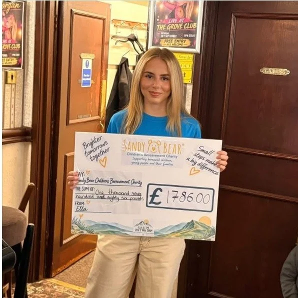 Llongyfarchiadau enfawr i ti Ella ar godi bron i &pound;1,800 ar gyfer elusen Sandy Bear, elusen sy'n agos iawn at dy galon, trwy ddringo Pen y Fan yn ddiweddar. Mae &pound;1,500 yn talu am gownsela i blentyn sy'n byw gyda galar yn y teulu - diolch i