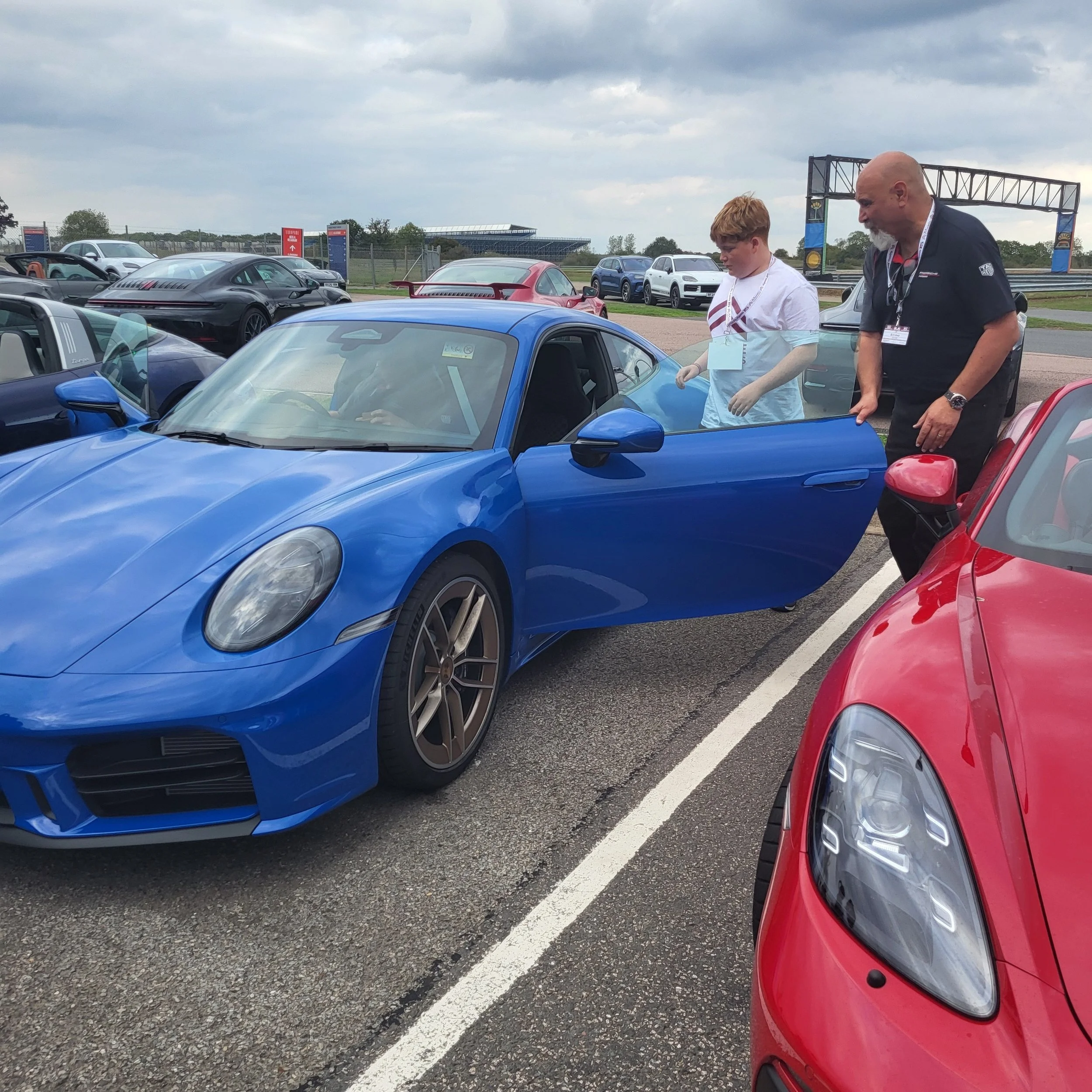 Yn ddiweddar, cafodd Thomas o Fl.10 wahoddiad i Silverstone i gymryd rhan mewn profiad o yrru Porsche, ar &ocirc;l ysgrifennu cerdd ar gyfer elusen Muscular Dystrophy. Roedd hyn yn dipyn o gamp gan mai dim ond 10 plentyn a dderbyniodd wahoddiad ac yn