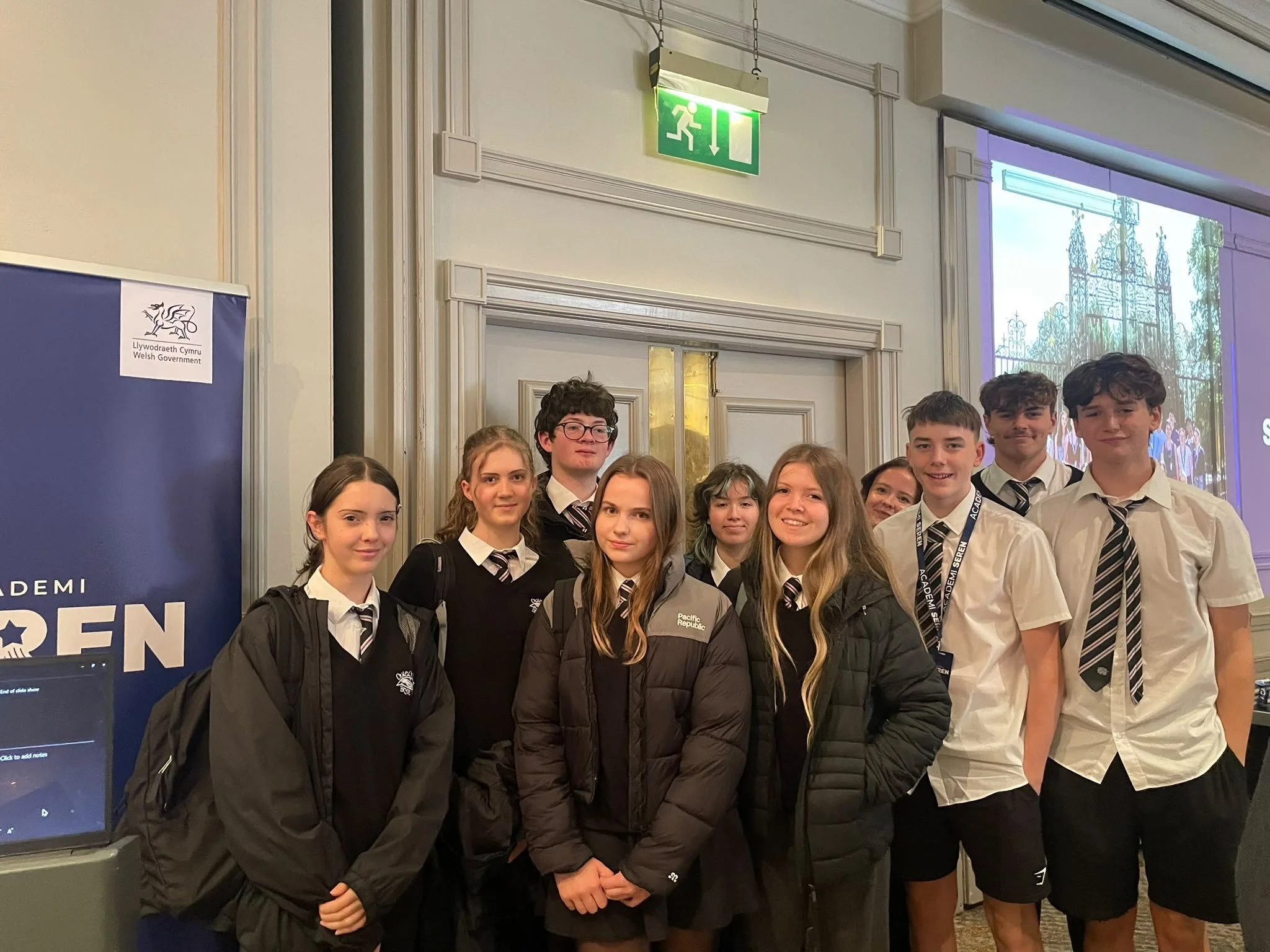 Hyfryd tywys criw o @chwechedbryntawe i lansiad Seren heddiw! Brilliant to attend the Seren launch with our sixth formers today @chwechedbryntawe #profiadau #balchBT