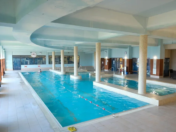ex_spa_swimmingpool.webp