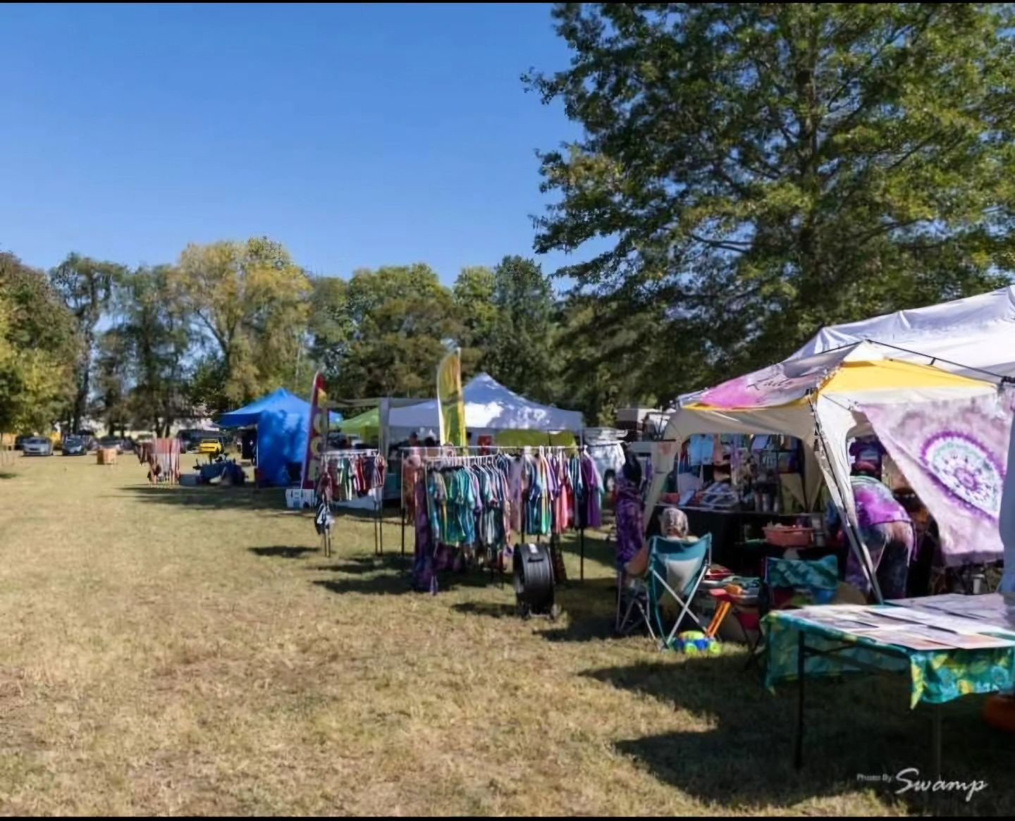We're still accepting craft vendor applications and would love for you to vend with us this year! If you are interested, please fill out our vendor form on our website. 

📷 @gazettour_