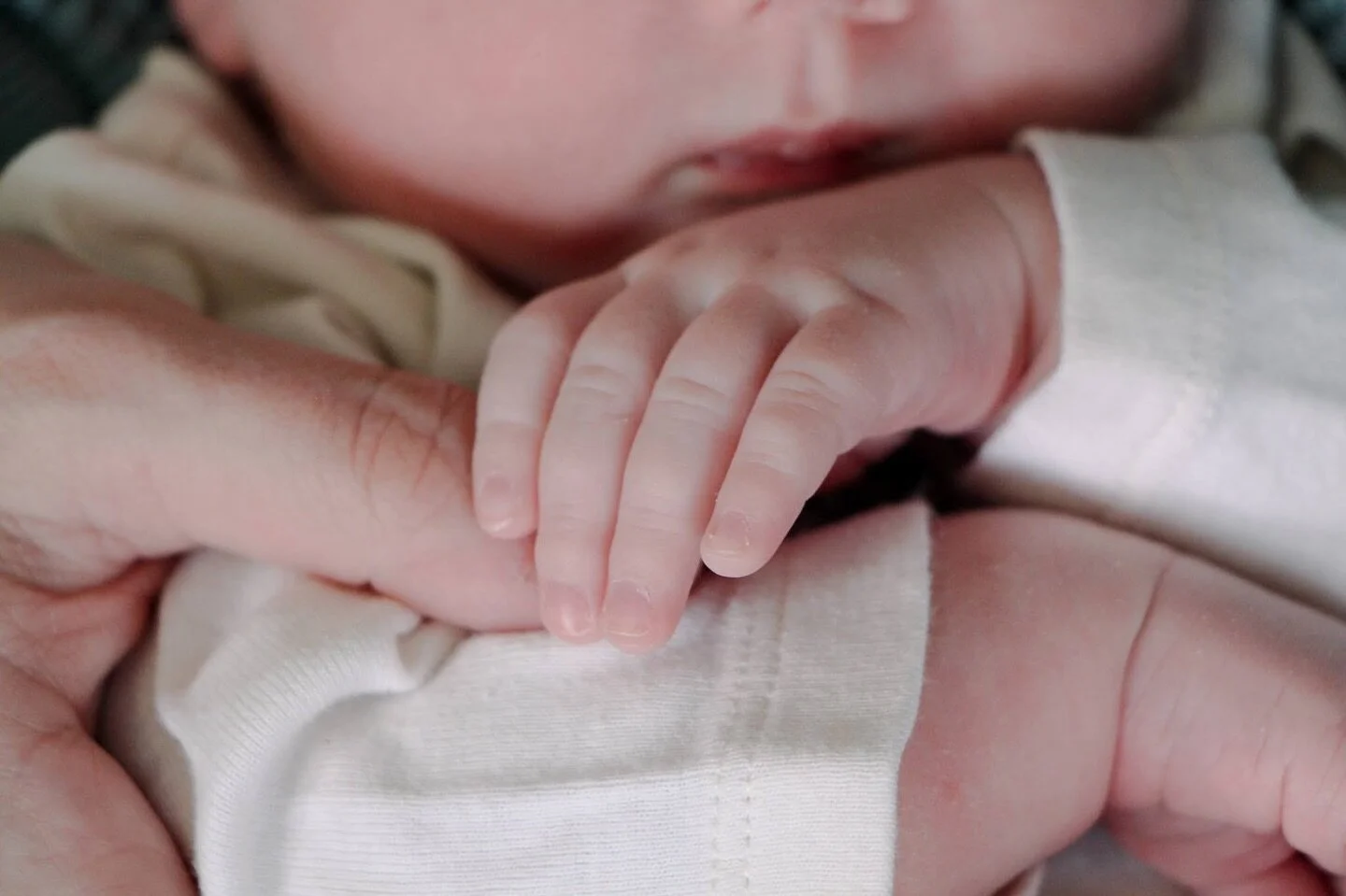 Holding mom&rsquo;s hand💕
I love capturing the small fleeting moments- that&rsquo;s what you&rsquo;re going to miss the most!

#dfwnewbornphotographer #fortworthphotography