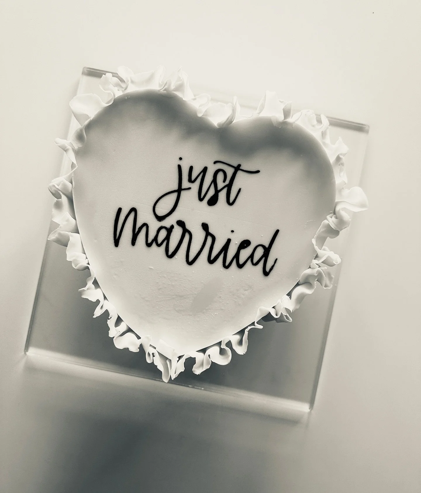 Elevate your micro wedding with a contemporary take on heart-shaped cakes, complete with rich chocolate ruffles 🤍