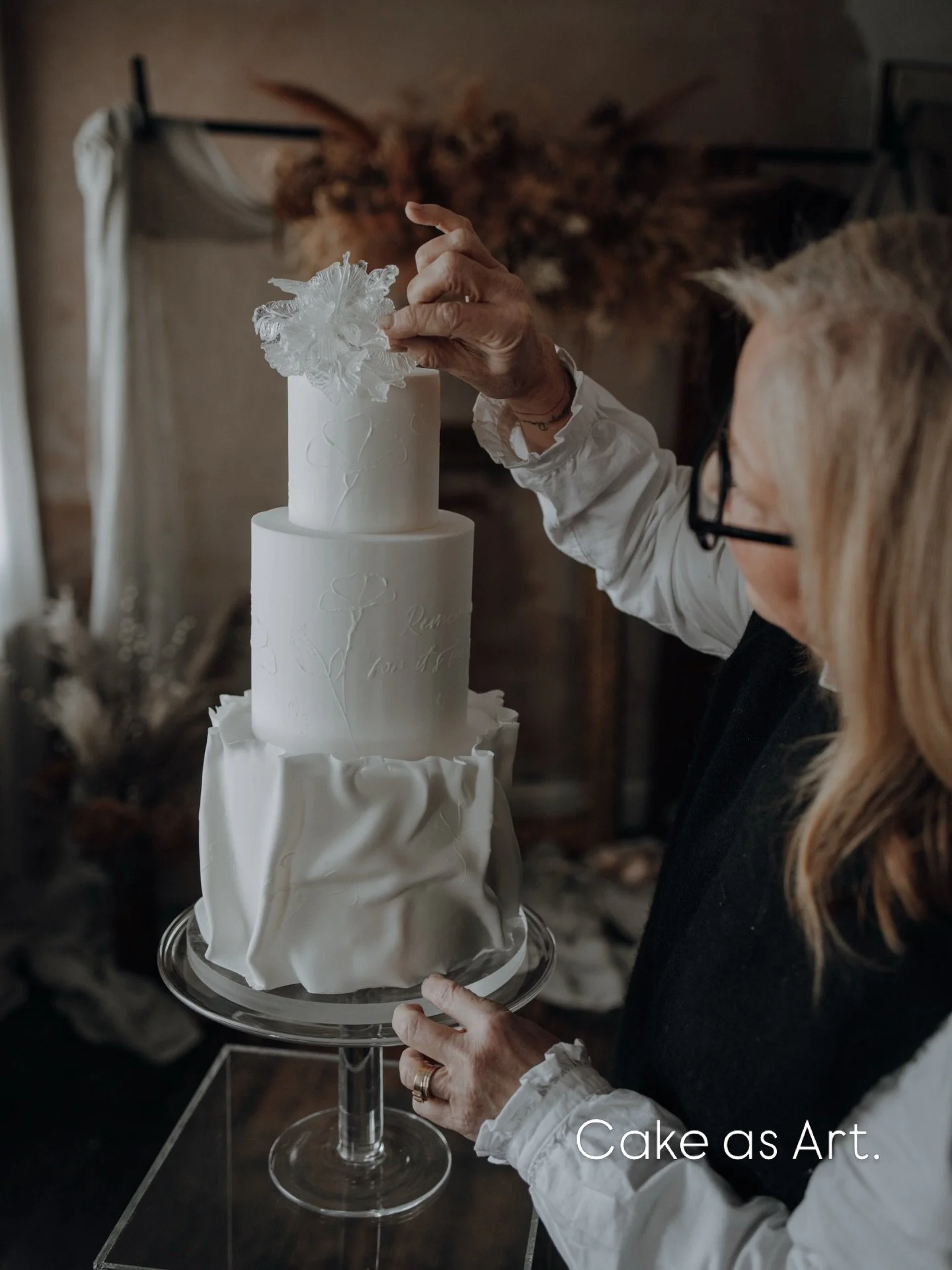 Cake is never just cake.
It is presence, atmosphere, and artistry woven into the visual language of your celebration.
Designed for modern couples who see beauty in detail, appreciate bold aesthetics, and understand that a cake can be as unforgettable