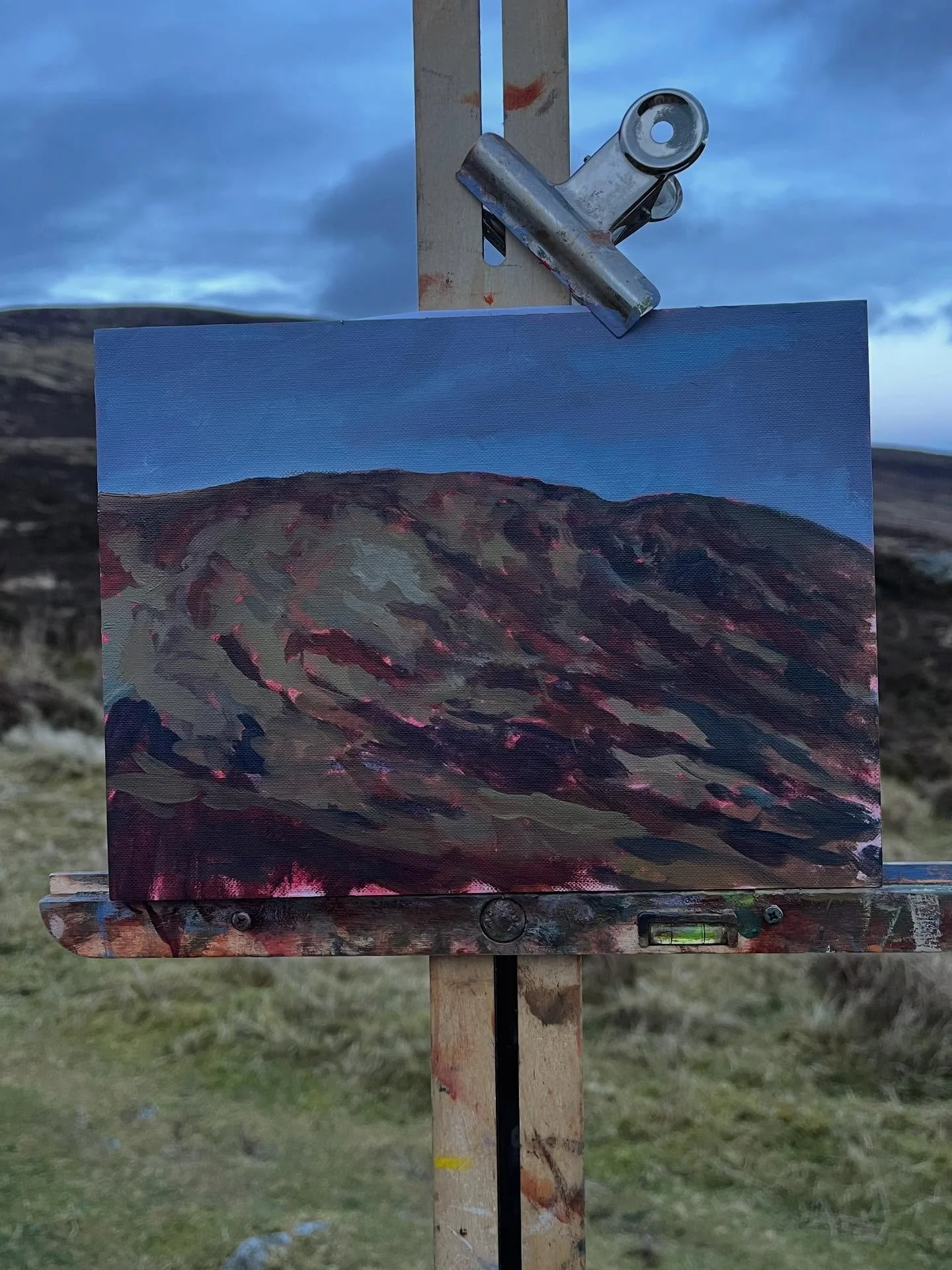 Day 18 #stradaeasel

Finally, a breath of literal fresh air. The light started to disappear very quickly but I did notice a little bit of a stretch in the evening 🥹 brighter days ahead, indeed. I could even see a big her of mountain goats far ahead.