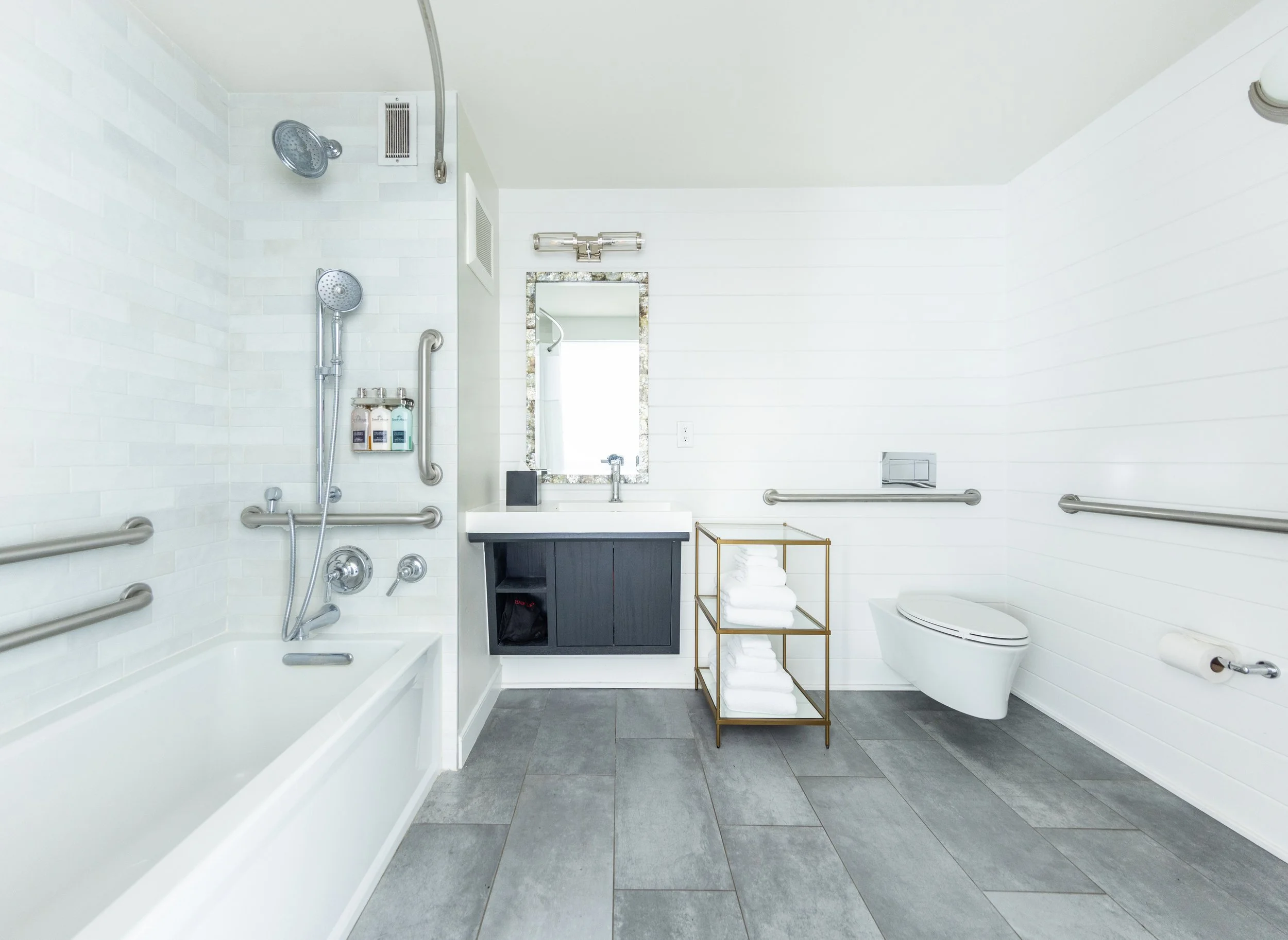 Edit-BH-HHI-Bathroom_003_ada-alt.jpg